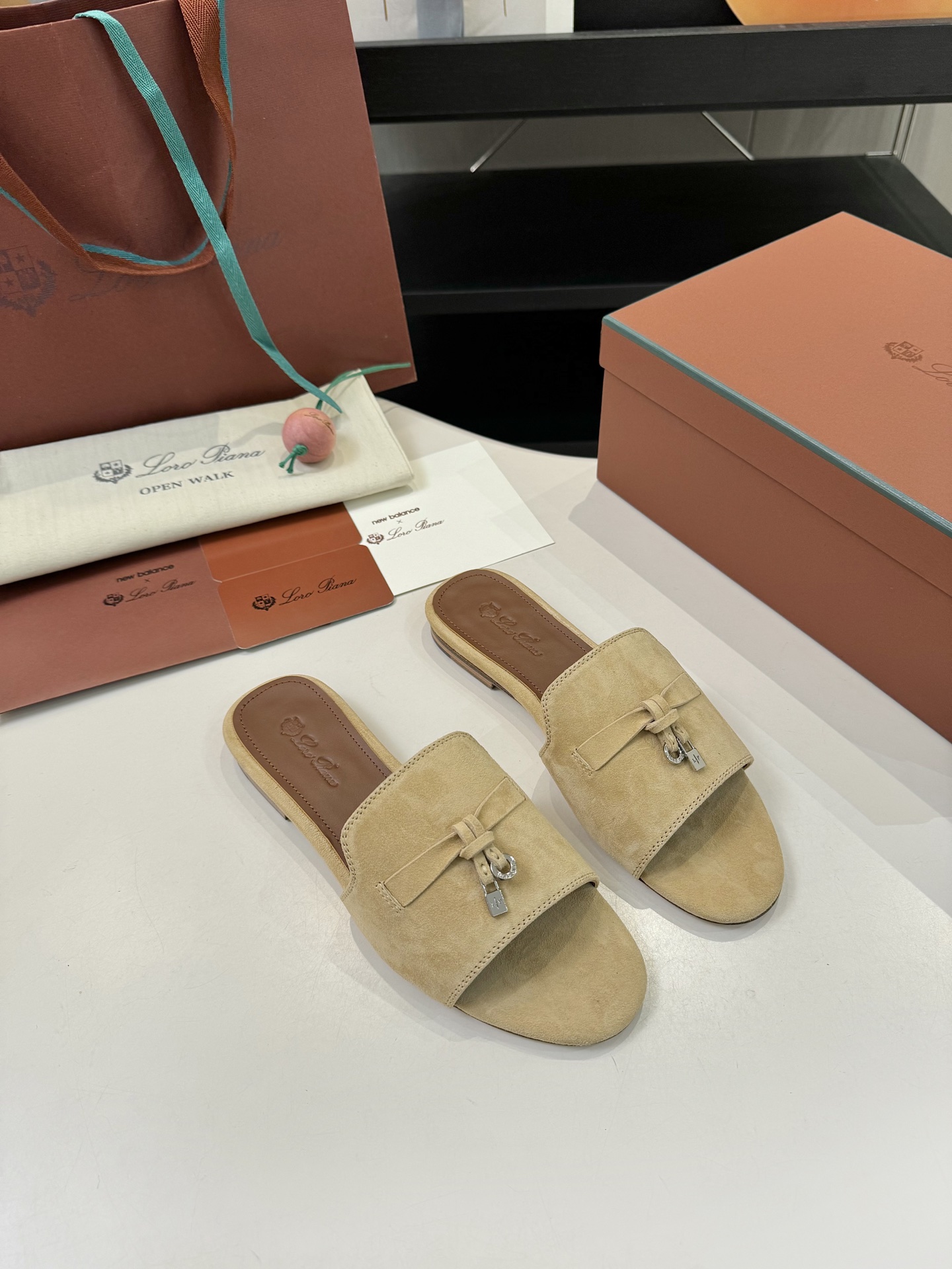 P576 Substitution: Flavoured Sheep Leather Sandals with Loro Piana My Charms. - 图片 3