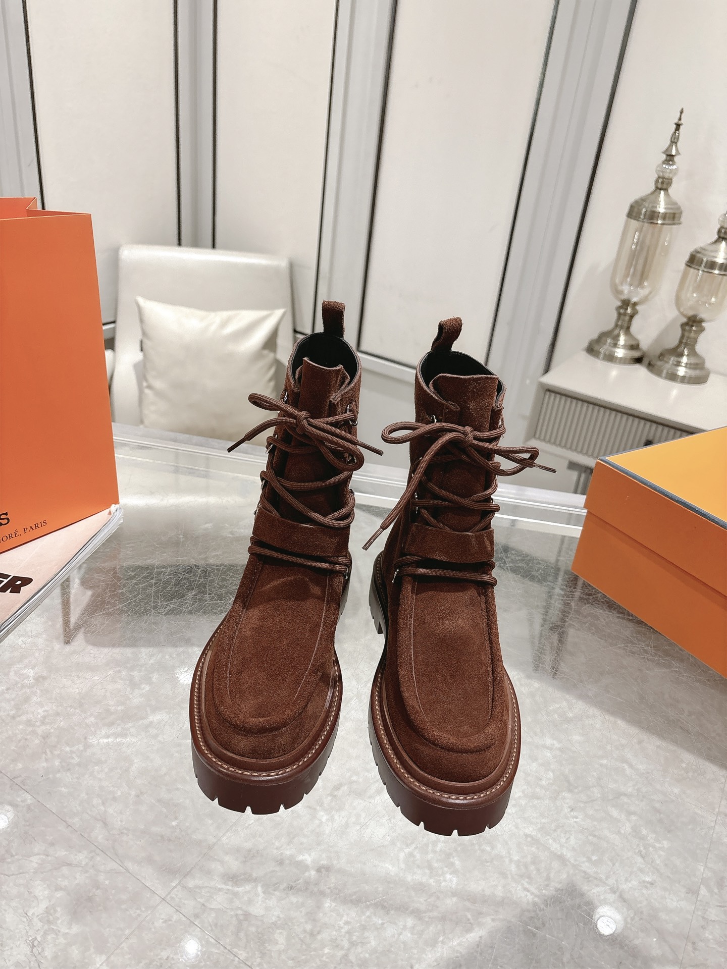 NO:577400,[Fireworks][Fireworks][Fireworks] Hermes ~ Land thick-soled lace-up short boots Martin boots, top quality calfskin ankle boots with thick rubber soles!  Create a bold urban style!  Imported calfskin/Niujing original molded anti-slip rivet outsole size 35-40, boots, hermes, hermes, boots, cowhide19860909[烟花][烟花][烟花] Hermes爱马仕～Land厚底系带短靴 马丁靴 顶级品质 小牛皮及踝靴,搭配橡胶厚底！打造大胆都市风格！ 进口小牛皮/牛京 原版开模防滑铆钉大底 size35-40,靴子,hermes,hermes,boots,cowhide,Women's Shoes