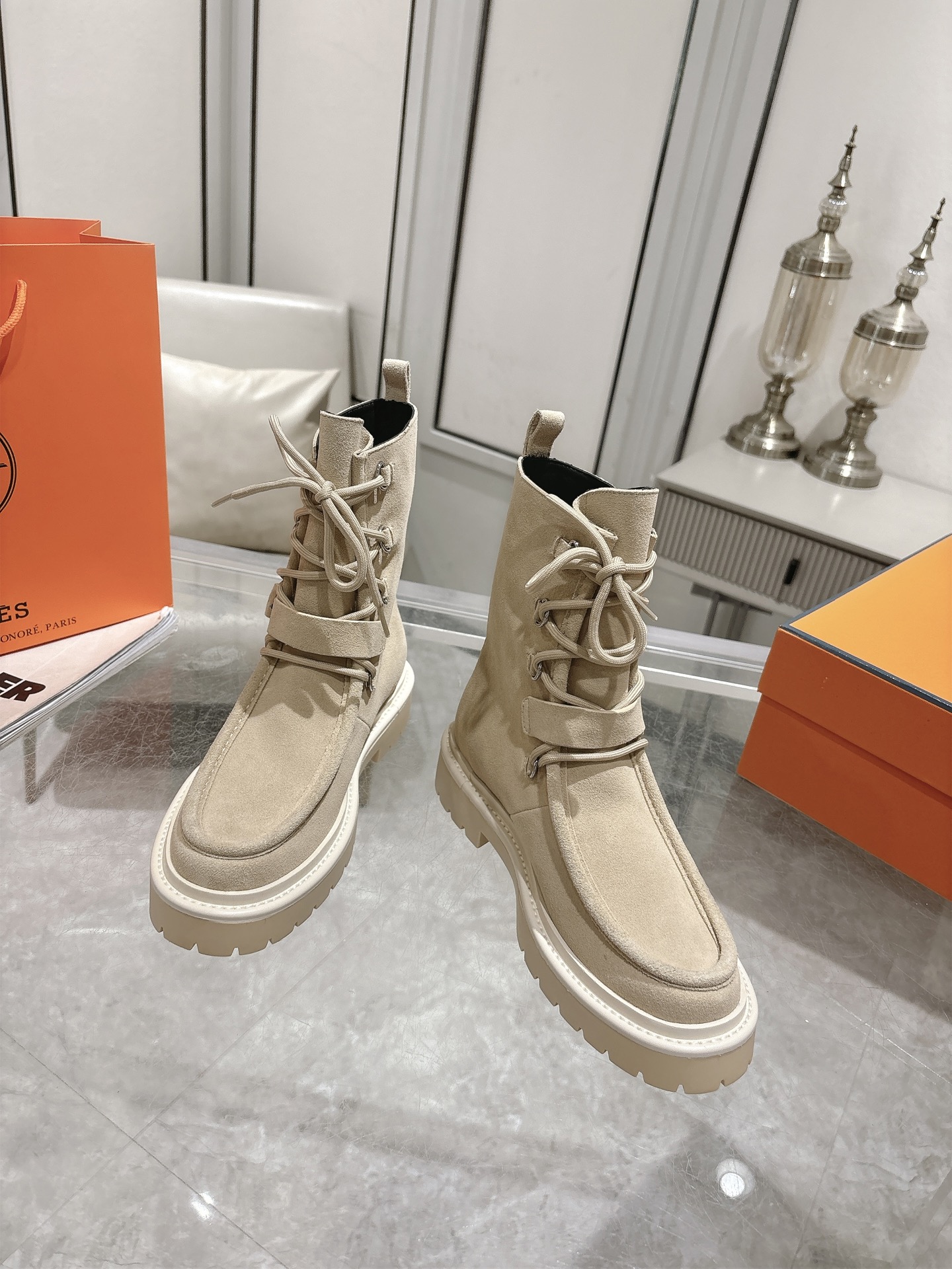 NO:577396,Hermes ~ Land thick-soled lace-up short boots, Martin boots, top-quality calfskin ankle boots, with thick rubber soles!  Create a bold urban style!  Imported calfskin/Niujing original molded anti-slip rivet outsole size 35-40, boots, hermes, hermes, boots, cowhide19860909Hermes爱马仕～Land厚底系带短靴 马丁靴 顶级品质 小牛皮及踝靴,搭配橡胶厚底！打造大胆都市风格！ 进口小牛皮/牛京 原版开模防滑铆钉大底 size35-40,靴子,hermes,hermes,boots,cowhide,Women's Shoes