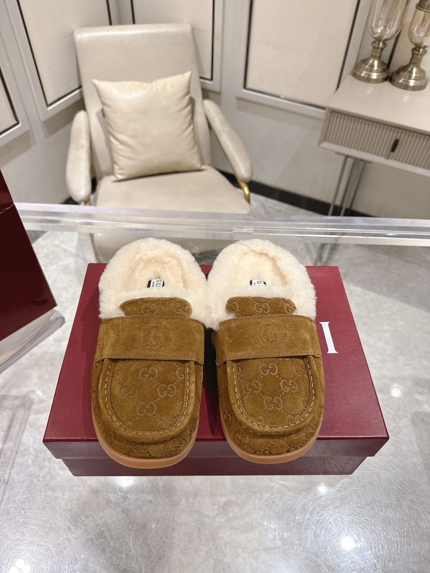 NO:615714,New colors for early autumn have arrived. A new version of Gucci's woolen slippers has been launched. It is indeed a classic with design heritage. Every detail tells the sense of luxury. GG embossed leather is classic and timeless. The interior is wrapped in wool. It feels like stepping on clouds. The non-slip rubber sole is thoughtfully designed. It is a daily kick when going out. Lazyness and elegance coexist. Exquisite and smooth corridor shape, the temperament is just right. Size 35-39.  (40/41 sizes can be customized and will not be returned or exchanged) The sense of high-end is never deliberate, just in every step inadvertently #GUCCIEarly Autumn #luxury wear # lazy style slippers #high-end single products, half-slip fur shoes, Gucci, slippers19860909早秋新色驾到 Gucci毛拖新版上线 不愧是设计传承的经典之作 每一处细节都在诉说高级感 GG压纹皮料 经典隽永 内里全羊毛包裹 踩上去像踩在云朵上 防滑橡胶底贴心设计 日常出街一脚蹬 慵懒与优雅并存 精致流畅的廊形 把气质拿捏得恰到好处 码数35-39全 (40/41码可定制 不退换哦) 高级感从不刻意 就在不经意间的每一步 #GUCCI早秋 #奢侈品穿搭 #慵懒风拖鞋 #高级感单品,半拖毛毛鞋,gucci,slippers,Women's Shoes