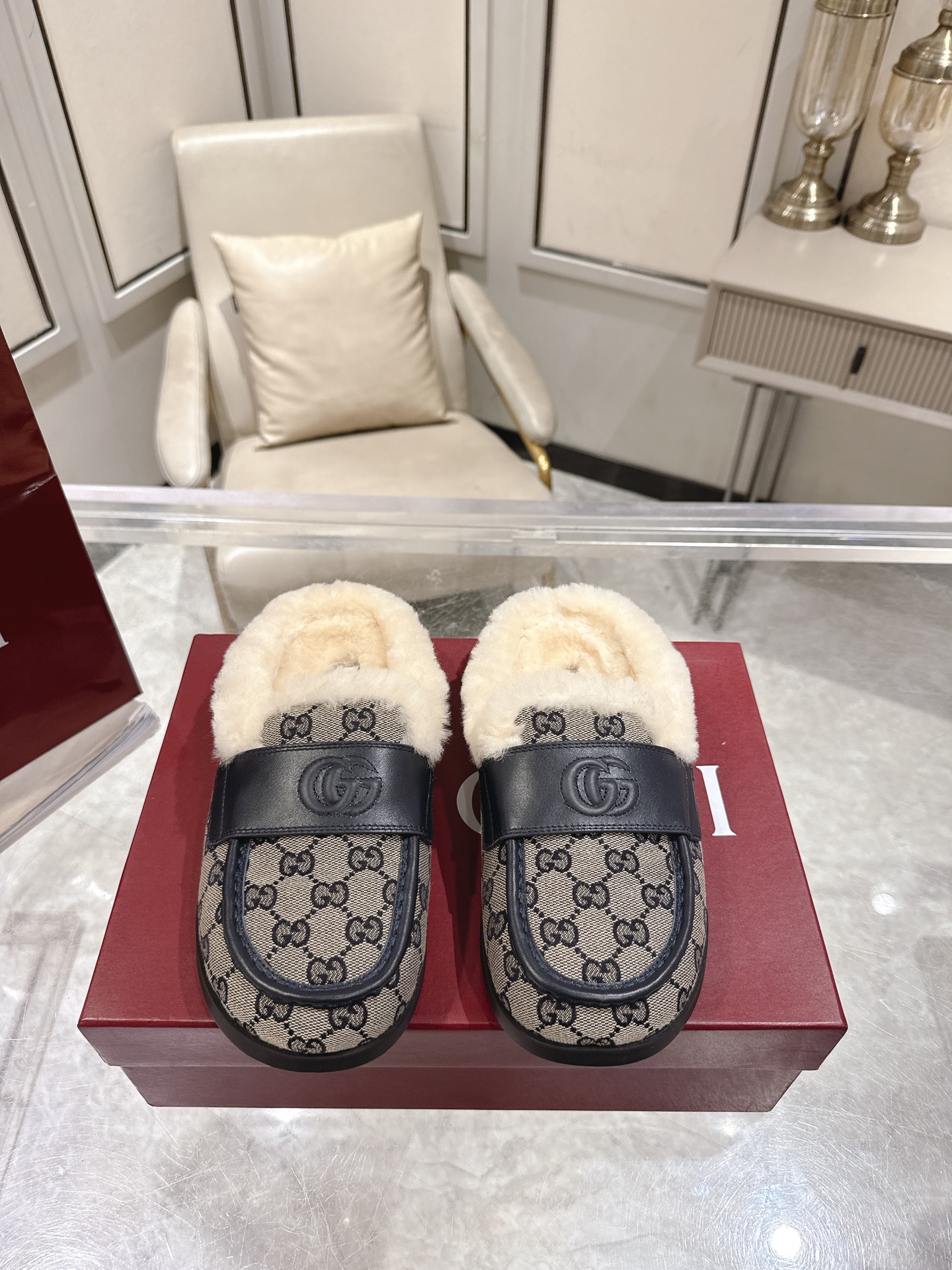 NO:559243,The latest color matching of Gucci Gucci fur slippers in early autumn 2025 [Celebrate][Celebrate] The latest version of the flat-soled half-wool slippers. As an outstanding representative of design heritage, it vividly highlights the classic and elegant style. This shoe is made of the brand's iconic letters G G intertwined pattern embossed leather, achieving a timeless classic. This shoe is made of soft material and has a refined and smooth corridor shape, highlighting daily elegance!  Easy to wear when traveling, [Fireworks][Fireworks] Size 35-39. (4041 is custom-made and non-refundable), furry shoes, gucci, gucci, slippers198609092025早秋最新配色Gucci 古驰毛拖[庆祝][庆祝]最新版面平底半羊毛拖鞋 作为设计传承的杰出代表,生动彰显经典优雅格调.这款鞋履采用品牌标志性字母G G交织图案压纹皮,成就隽永经典.这款鞋履材质柔软,廊形精致流畅,彰显日常优雅风范！出行方便上脚,[烟花][烟花] 码数35-39.（4041定做不退换）,毛毛鞋,gucci,gucci,slippers,Women's Shoes