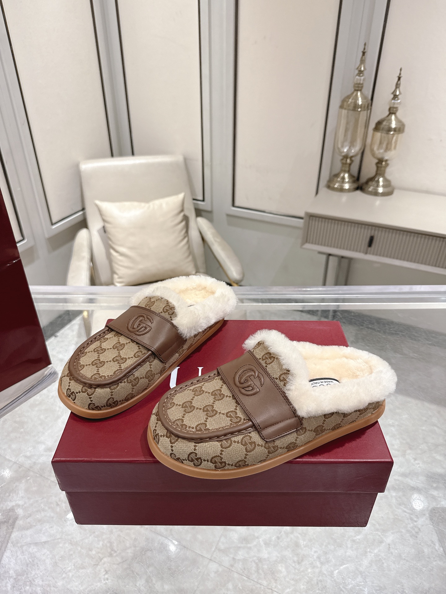 NO:536954,The latest color scheme of early autumn Gucci wool drag [celebrating] [celebrating] The latest flat half-wool slippers are an outstanding representative of the design heritage, vividly showing the classic and elegant style. This shoe uses the brand's iconic letter G G interwoven pattern embossed leather, creating a timeless classic. The shoe is soft in material and exquisite and smooth in the corridor shape, highlighting the elegant style of everyday!  Easy to travel, [Fireworks][Fireworks] Number 35-39. (4041 custom made without return or exchange), semi-dragged fur shoes, gucci, gucci, slippers19860909早秋最新配色Gucci 古驰毛拖[庆祝][庆祝]最新版面平底半羊毛拖鞋 作为设计传承的杰出代表,生动彰显经典优雅格调.这款鞋履采用品牌标志性字母G G交织图案压纹皮,成就隽永经典.这款鞋履材质柔软,廊形精致流畅,彰显日常优雅风范！出行方便上脚,[烟花][烟花] 码数35-39.（4041定做不退换）,半拖毛毛鞋,gucci,gucci,slippers,Women's Shoes