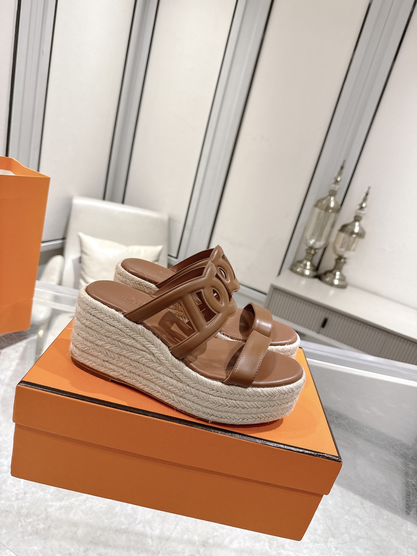 NO:561605,Hermes 2025 spring and summer new color classic model, material cowhide, sheepskin lining, leather outsole, size 35-41 (customized for 40/41), slippers, hermes, hermes, slippers, cowhide, sheepskin, Leather soles19860909爱马仕 Hermes 2025春夏新色经典款 材质牛皮 内里羊皮 大底真皮大底 码数35-41（40/41订做）,拖鞋,hermes,hermes,slippers,cowhide,sheepskin,Leather soles,Women's Shoes
