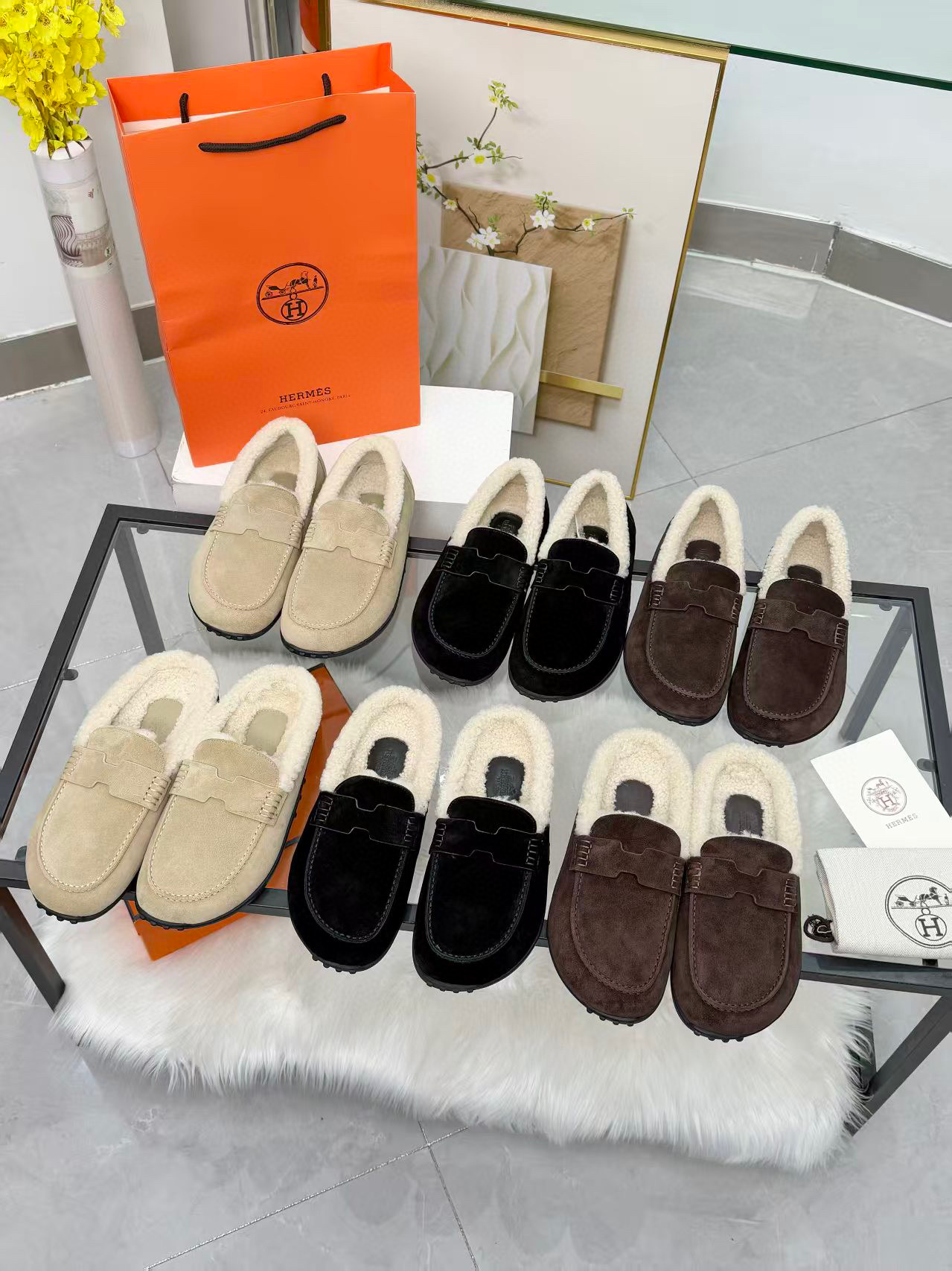 NO:615722,New colors for autumn and winter | GUCCI’s flat wool slippers are so high-end!  As a classic representative of design heritage, every detail tells elegance. The upper is made of iconic GG letter suede cowhide. It is full of texture and classic and never goes out of style. The lining and foot pads are both made of soft wool. It is warm and comfortable for the feet in autumn and winter. Non-slip GG pattern rubber sole. It is light and not tiring for daily travel. The silhouette is smooth and easy to create a sense of luxury ~ Size 35-39 regular size (size 40/41 can be customized, non-returnable) #GUCCI #秋霞影院 # PremiumSensewear #Luxury flat shoes, semi-smooth fur shoes, gucci, gucci, flats, slippers, cowhide19860909秋冬新色｜GUCCI古驰这款平底羊毛拖鞋也太高级了吧！ 作为设计传承的经典代表 每一处细节都在诉说优雅 鞋面采用标志性GG字母绒面牛皮 质感满满,经典永不过时 内里与垫脚均为柔软羊毛 秋冬上脚温暖又舒适 防滑GG图案橡胶底 日常出行轻便不累脚 廓形流畅,轻松搭出高级感～ 码数35-39常规码（40/41码可定制,不退换哦） #GUCCI #秋冬新品 #高级感穿搭 #轻奢平底鞋,半拖毛毛鞋,gucci,gucci,flats,slippers,cowhide,Women's Shoes