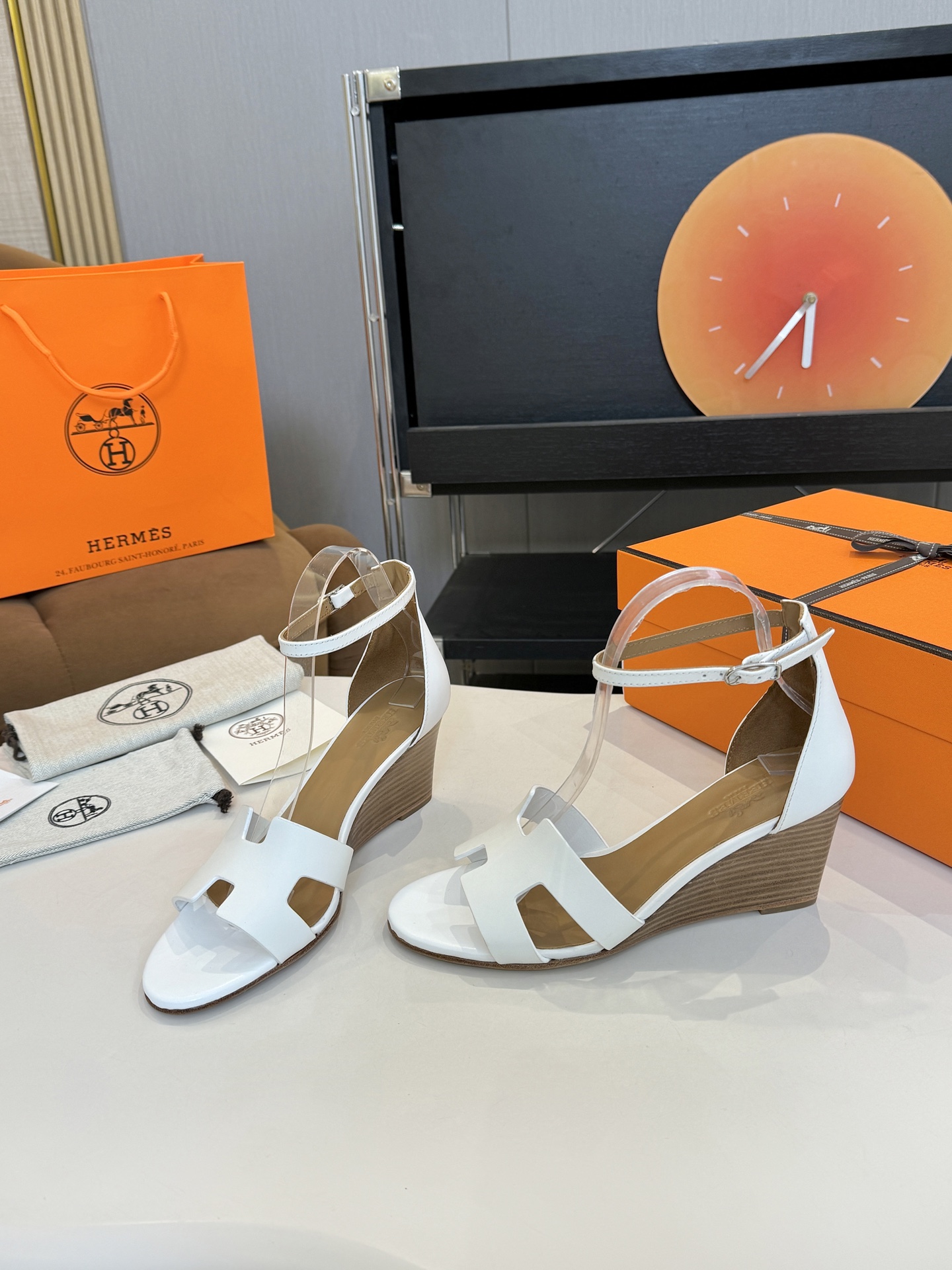 NO:705570,Hermès/Hermès classic wedge heel, very retro design, strong exotic style, full of fashion, and stylish when worn casually. The simple style will look great when paired with a high-end feel. It’s hard not to love the versatile colors and smooth lines!  The fabric is made of imported cowhide. The inner pads are all lambskin. The cowhide outsole is imported from Italy. The heel height is 7.5cm. Size35-39 (40/41/42 non-returnable). Sandals, hermes, hermes, sandals, cowhide, sheepskin19860909Hermès/爱马仕经典坡跟 极约复古的设计 浓厚的异域风情 时髦感十足、随便上脚都很有腔调 简简单单的款式随便搭配一下高级感就很棒 百搭的颜色流畅的线条很难不爱！ 面料采用进口牛皮 内里垫脚均为小羊皮 意大利进口牛皮大底 跟高7.5cm Size35-39(40/41/42 不退换）,凉鞋,hermes,hermes,sandals,cowhide,sheepskin,Women's Shoes