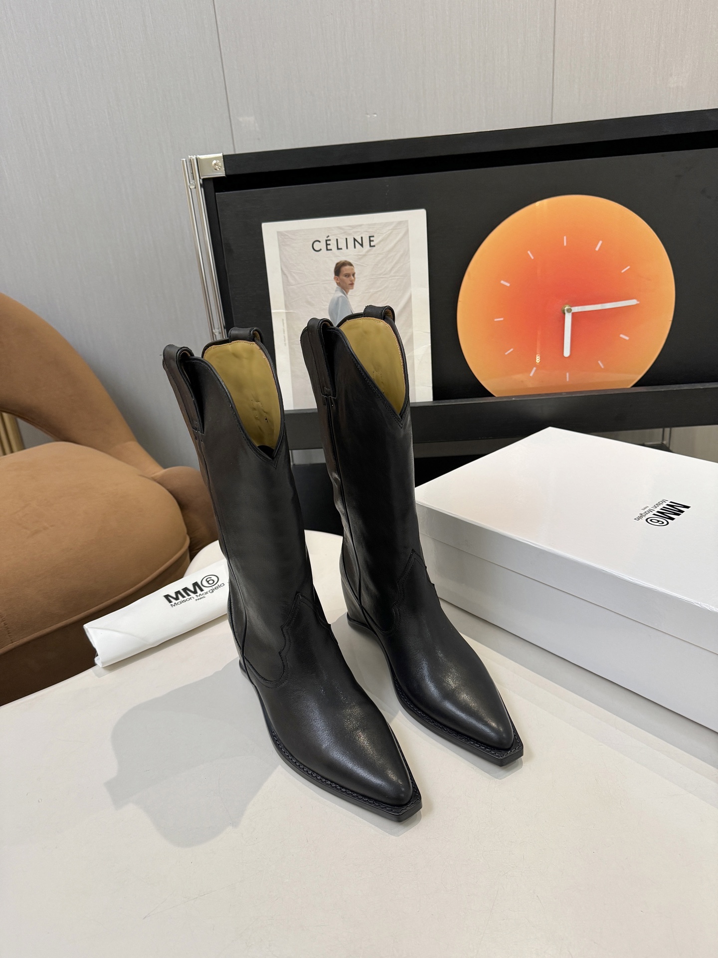 NO:927355,Maison Margiela | Super sexy western boots, popular in autumn and winter MM6. The folds at the feet of the boots super modify the ankle line. The right height makes the legs look slender. They are very friendly for sisters with fat calves. They are classic and versatile. A pair of boots can match the entire wardrobe. The material is calfskin. The lining is imported cowhide. The sole is Italian genuine leather and the thick leather sole is code number 35-41 (40 and 41 customizations are not returnable), boots, masion.  margiela,boots,cowhide,leather soles19860909Maison Margiela | 超有感的西部靴秋冬火爆MM6 靴子脚部处的堆折超修饰脚踝线条 恰到好处的筒高非常显腿修长,对于小腿肉肉的姐妹非常友好,经典且百搭一双靴子配整个衣柜 材质面小牛皮 内里垫脚进口牛皮 大底意大利真皮加厚真皮大底 码数35-41（40、41定制不退换）,靴子,masion margiela,boots,cowhide,Leather soles,Women's Shoes