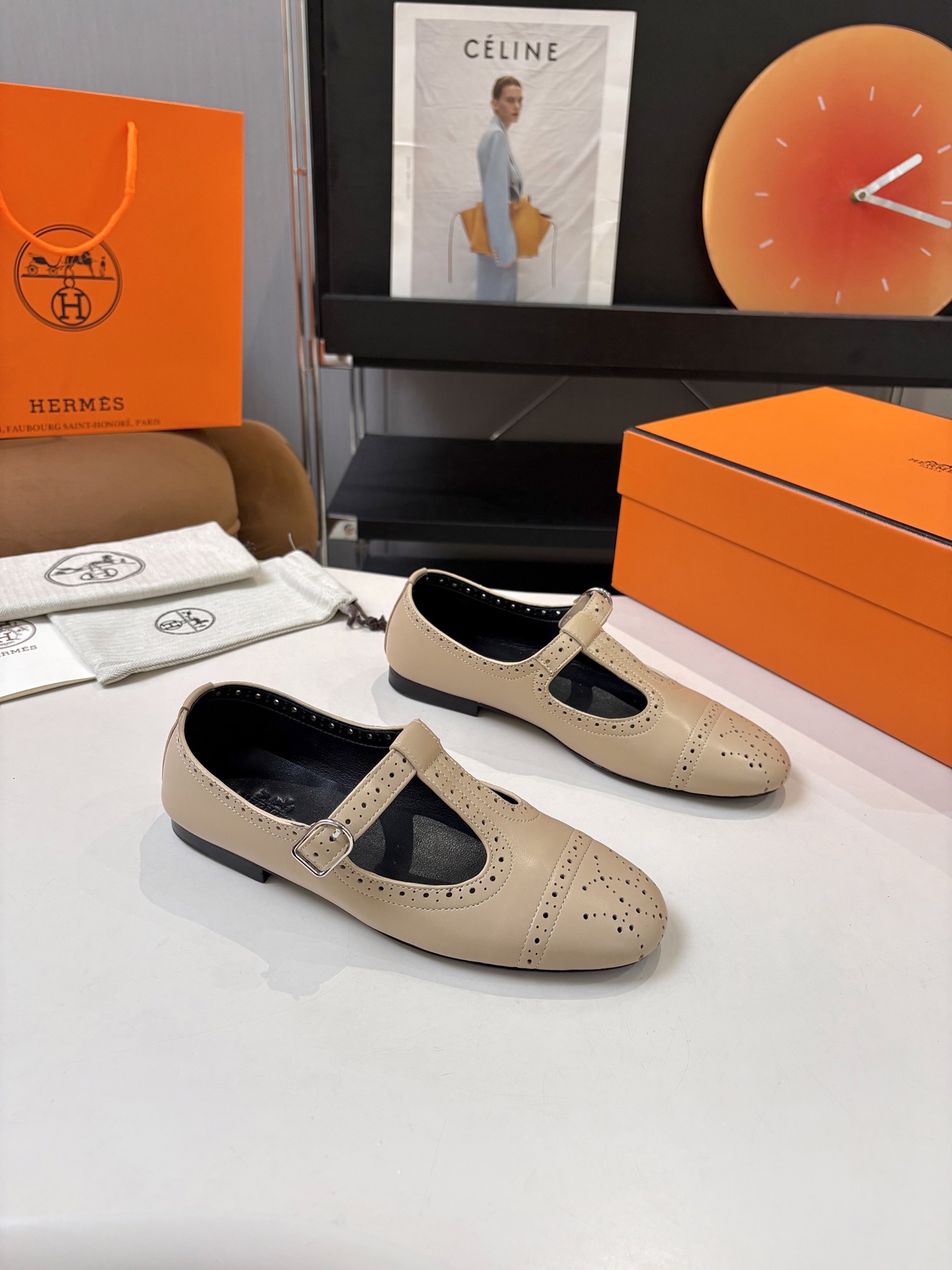 NO:957512,Top version H [Fireworks] [Fireworks] Hermès new brogue carved Mary Jane shoes, imported sheepskin outer leather, sheepskin lining, 35-41, (40-41 non-returnable) outsole Italian genuine leather outsole full set of original packaging, Mary Jane, hermes, mary jane, sheepskin, Leather soles19860909顶级版本 H[烟花][烟花]爱马仕新款布洛克雕花玛丽珍鞋,面皮进口羊皮, 内里羊皮,35-41、（40-41不退换） 大底意大利真皮大底 全套原版包装,玛丽珍,hermes,mary jane,sheepskin,Leather soles,Women's Shoes