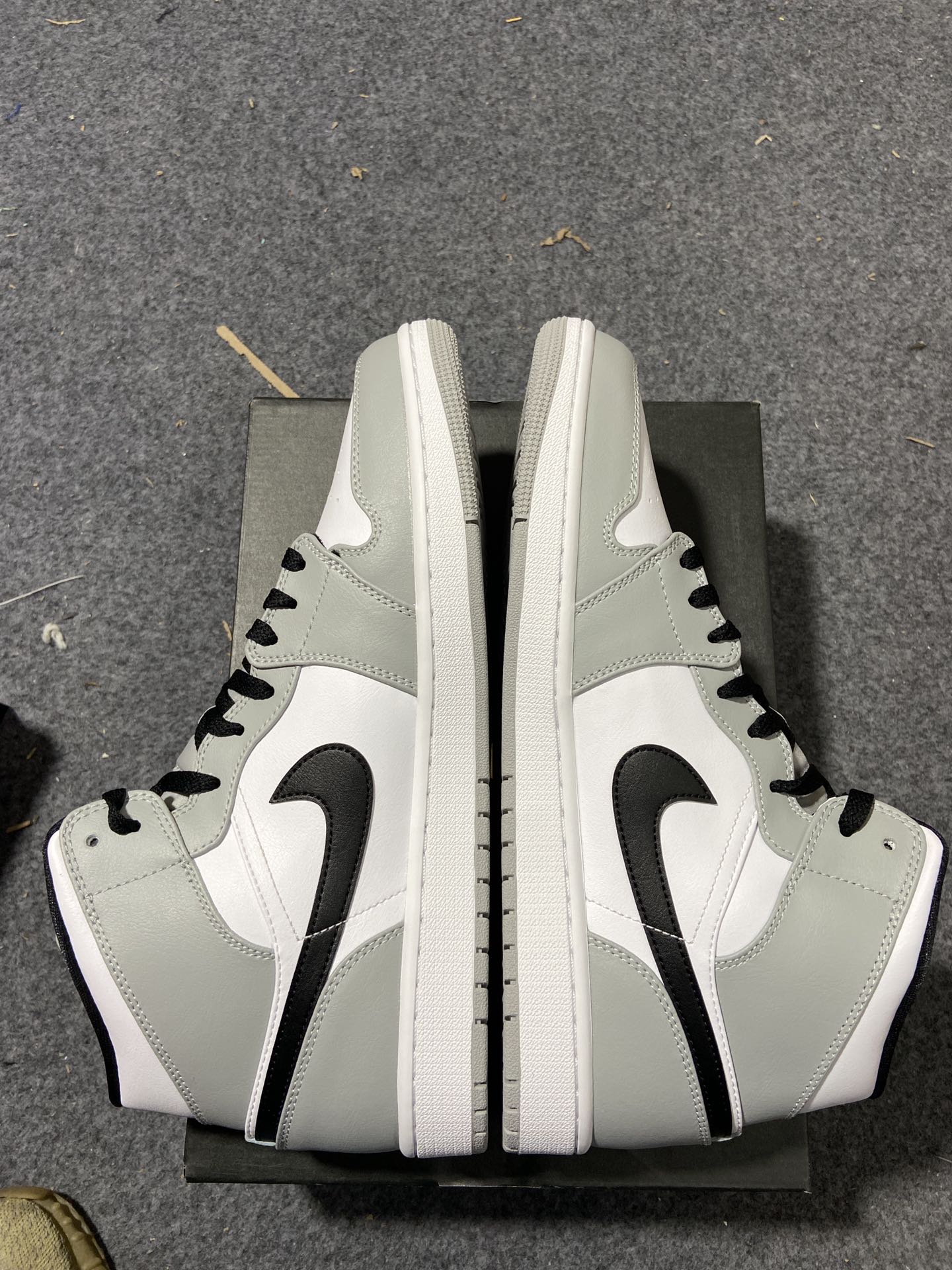 AJ1Mid烟灰尺码36-47.5总裁R版出品-AirJordan1MidSmokeGreyAJ1烟灰黑