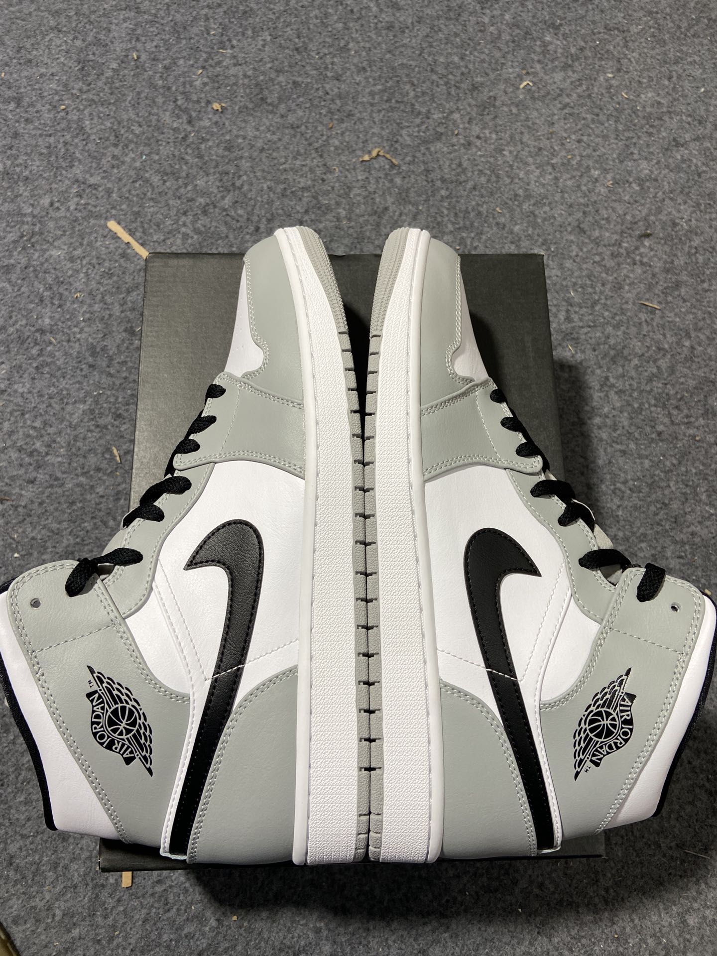 AJ1Mid烟灰尺码36-47.5总裁R版出品-AirJordan1MidSmokeGreyAJ1烟灰黑