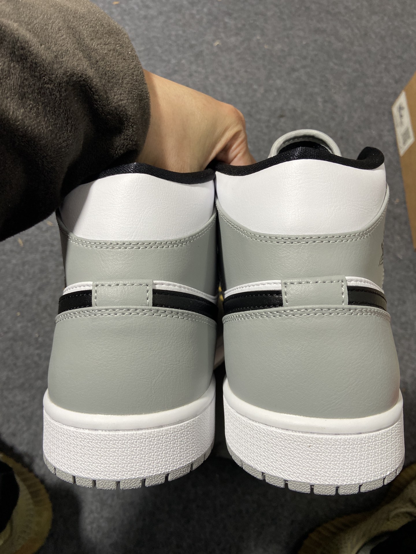 AJ1Mid烟灰尺码36-47.5总裁R版出品-AirJordan1MidSmokeGreyAJ1烟灰黑