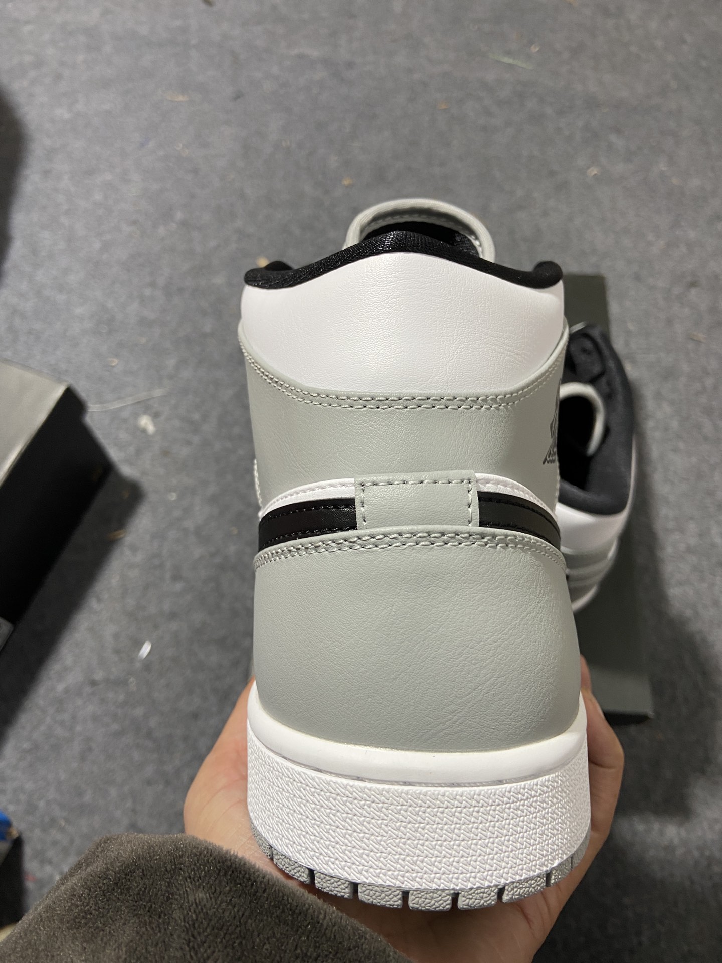 AJ1Mid烟灰尺码36-47.5总裁R版出品-AirJordan1MidSmokeGreyAJ1烟灰黑