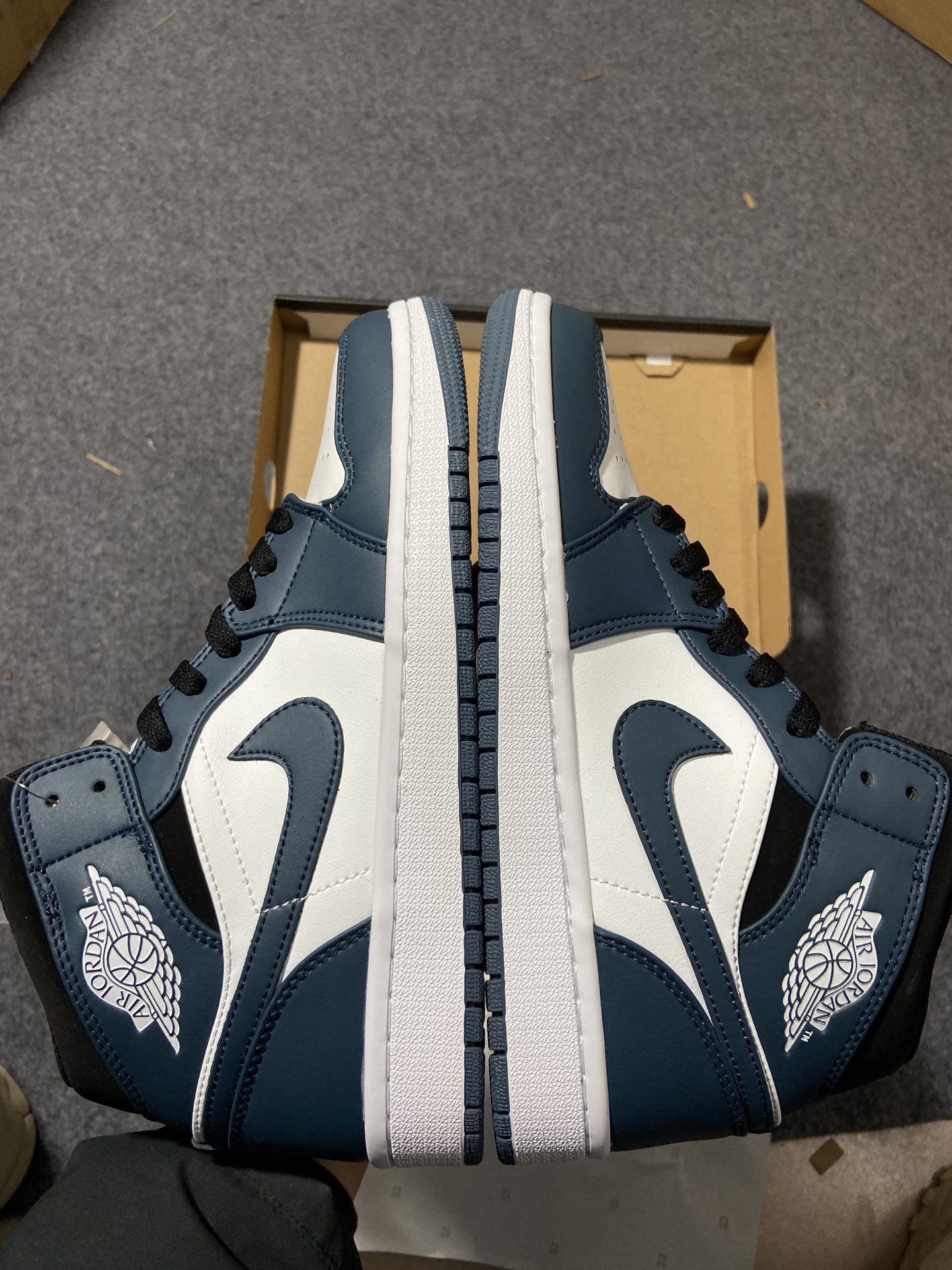 乔丹AirJordan1MidAJ1乔1中帮复古文化百搭休闲运动篮球板鞋货号#554724-411尺码3