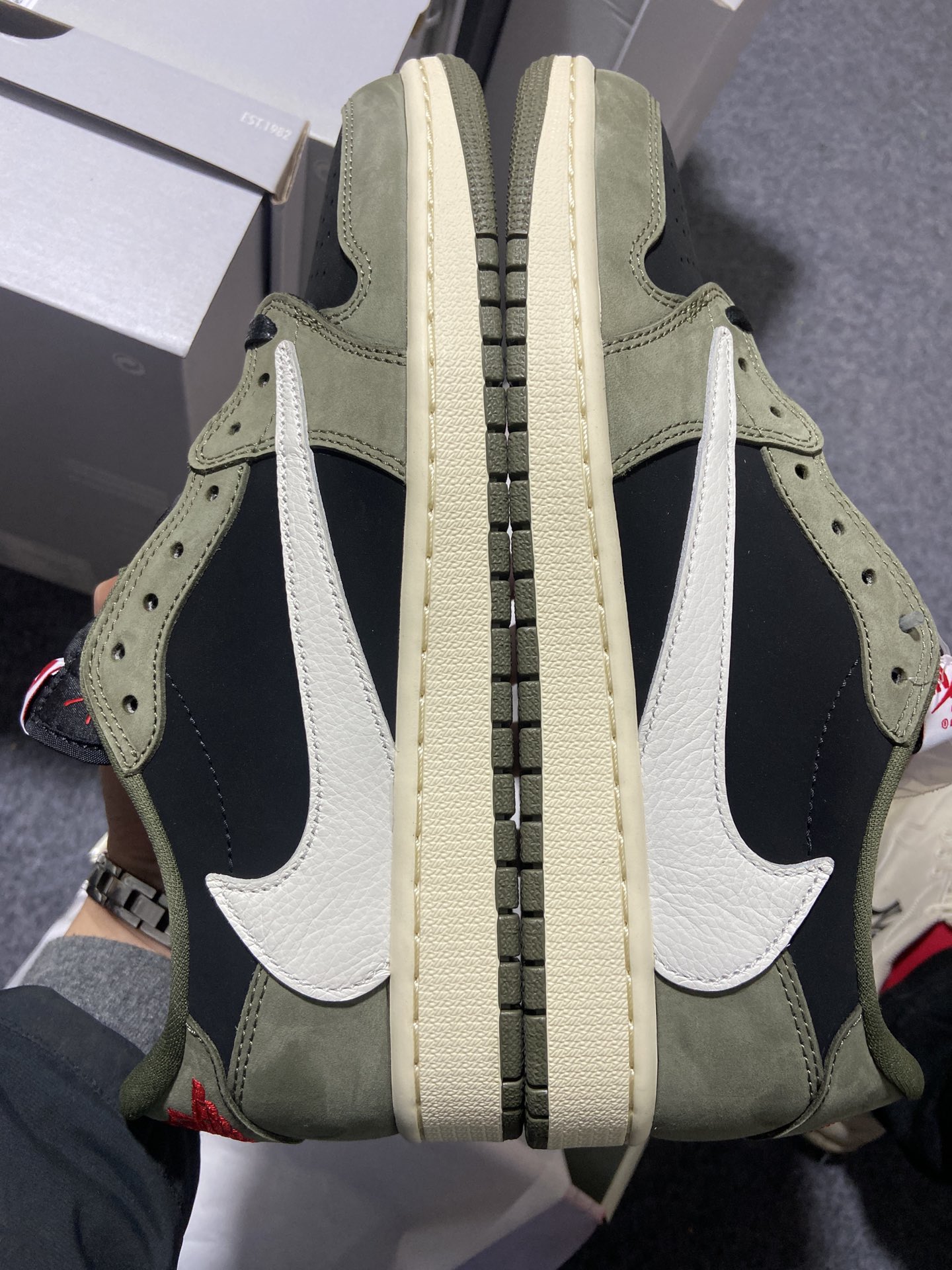 TravisScottxAirJordanAJ1LowOGSPTS联名军绿倒钩7.0低帮DM7866-0