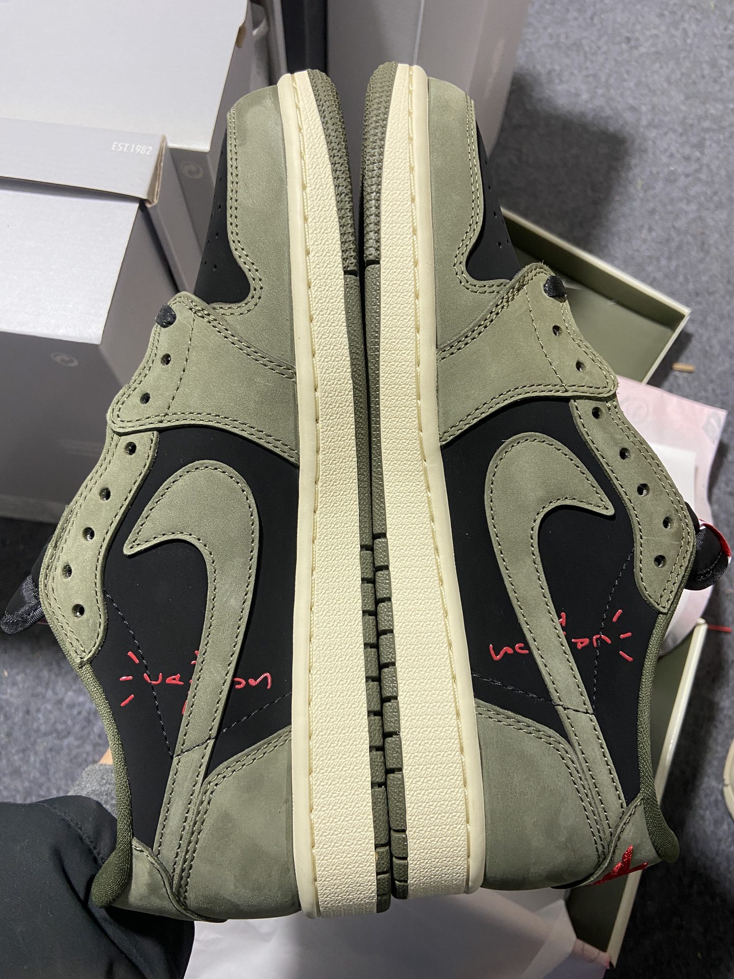 TravisScottxAirJordanAJ1LowOGSPTS联名军绿倒钩7.0低帮DM7866-0