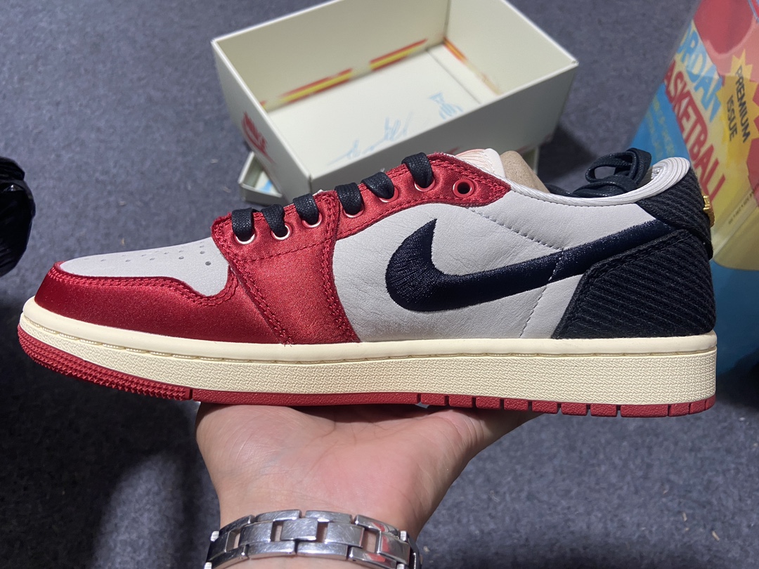 AJLow鞋码36-46纯原出品-TrophyRoomxAJ1LowOG“Away”白黑红FN0432-