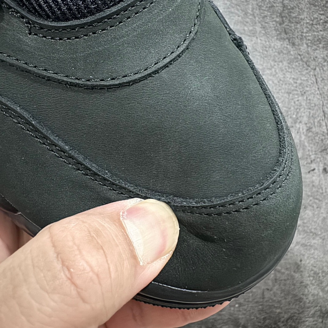 纯原版AirJordanAJ4RM重制版低帮复古篮球鞋纯黑黑猫FQ7939-004采用了低帮的设计并保留