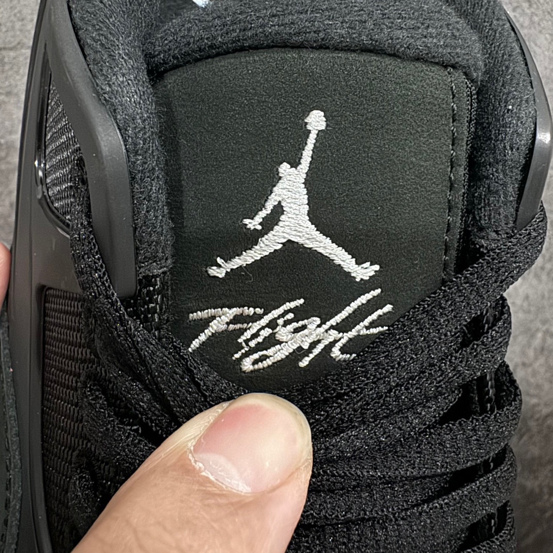 纯原版AirJordanAJ4RM重制版低帮复古篮球鞋纯黑黑猫FQ7939-004采用了低帮的设计并保留