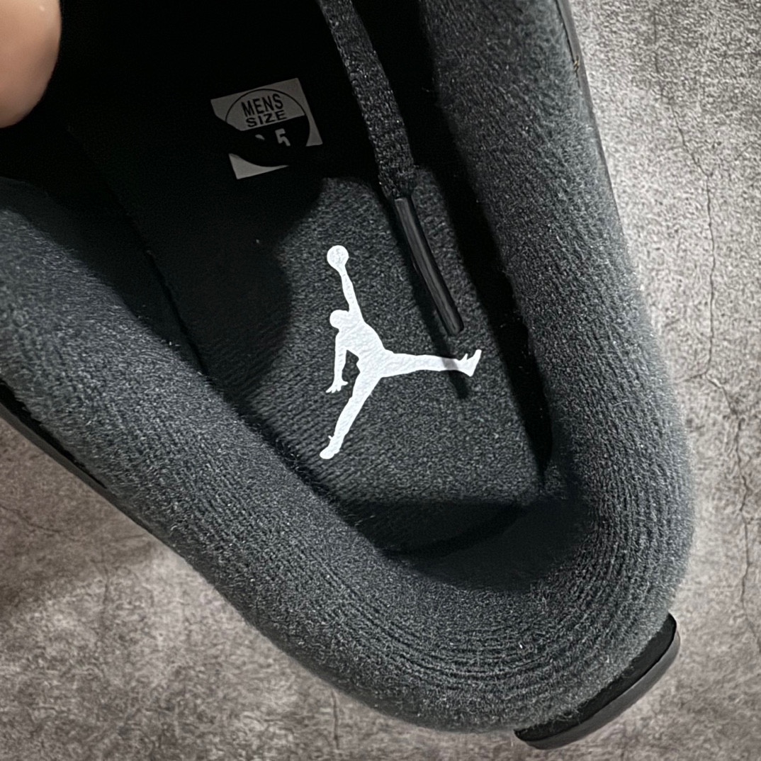 纯原版AirJordanAJ4RM重制版低帮复古篮球鞋纯黑黑猫FQ7939-004采用了低帮的设计并保留