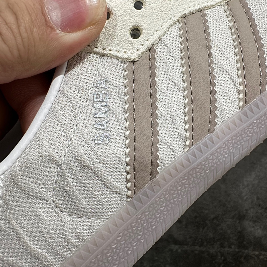 定制版adidasoriginalsSambaOG银米棕此款以简约大方的造型设计给人以随性休闲的时尚格调