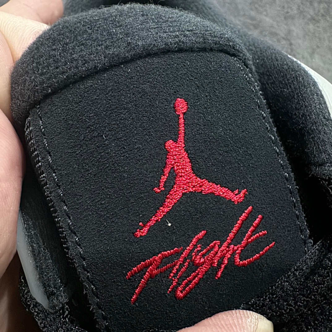 纯原版AirJordanAJ4RM重制版低帮复古篮球鞋FQ7939-006采用了低帮的设计并保留了众多A