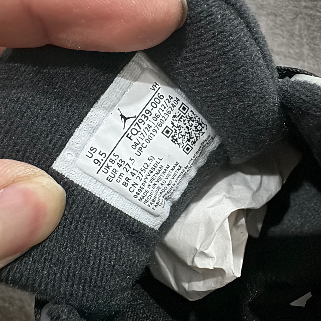 纯原版AirJordanAJ4RM重制版低帮复古篮球鞋FQ7939-006采用了低帮的设计并保留了众多A