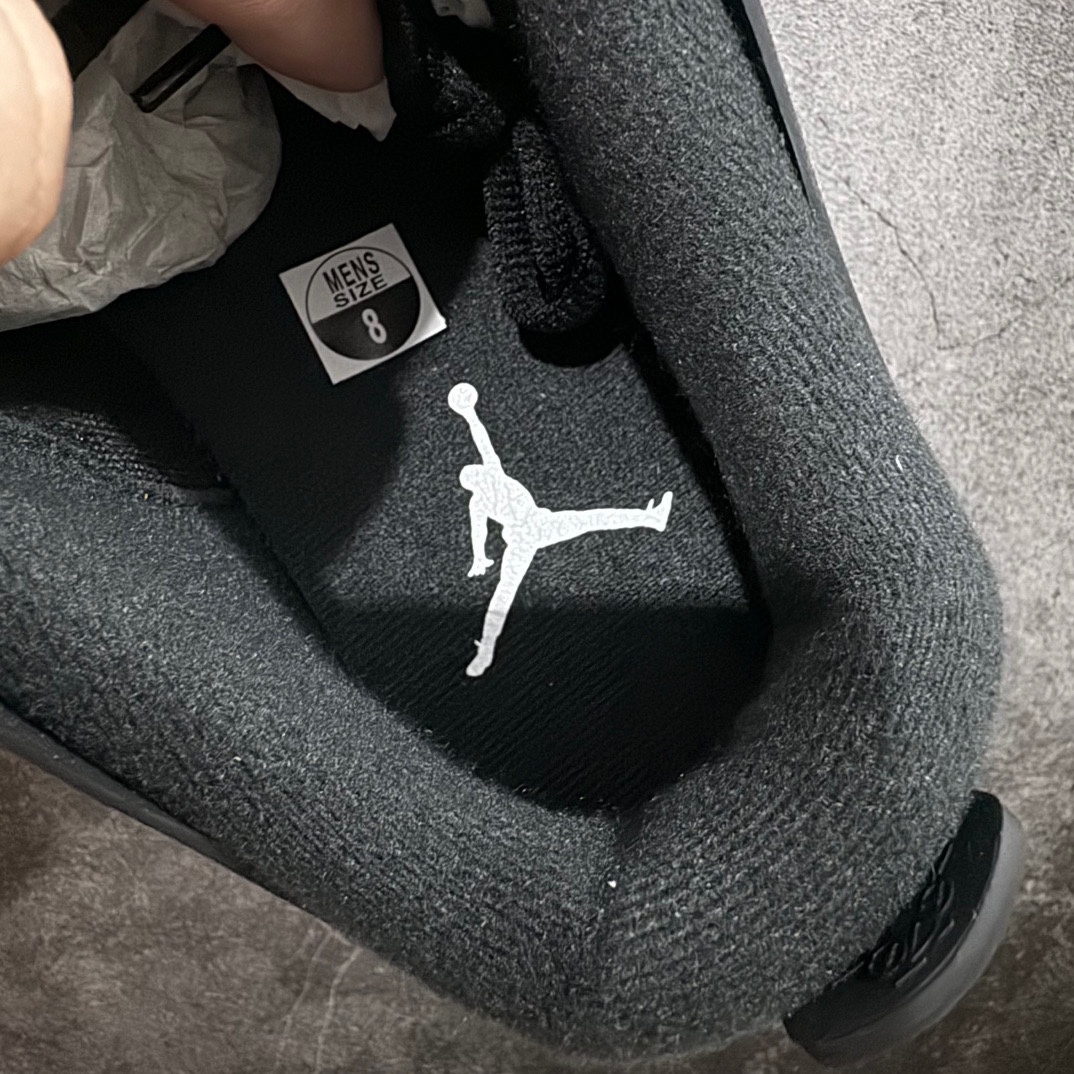 纯原AirJordanAJ4RM重制版低帮复古篮球鞋FQ7939-004采用了低帮的设计并保留了众多AJ