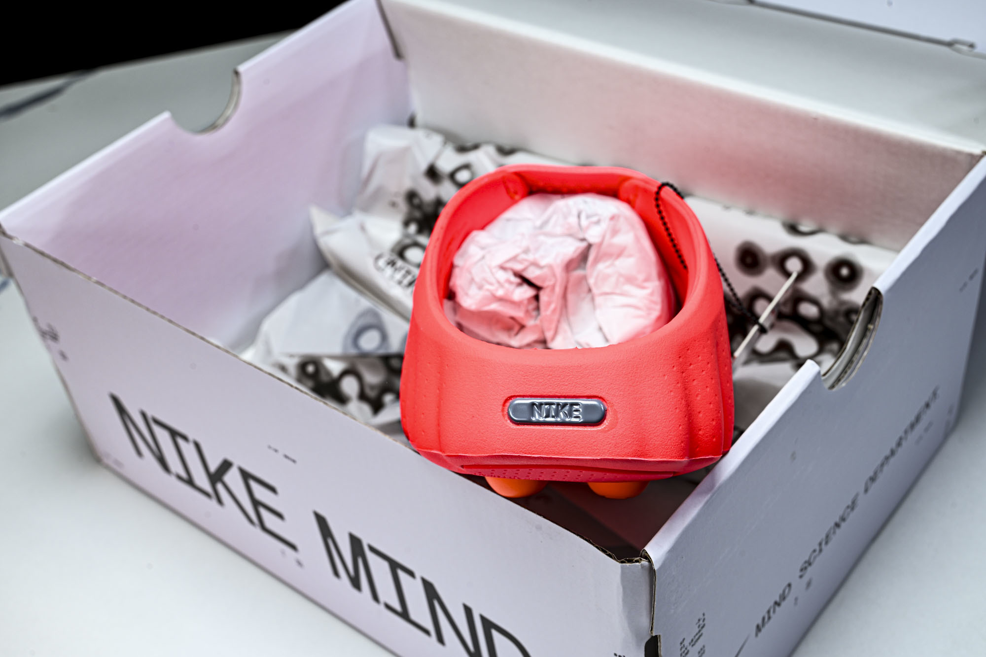 NK Mind 001 Slide Solar Red 红色 HQ4307-600   Size：36 