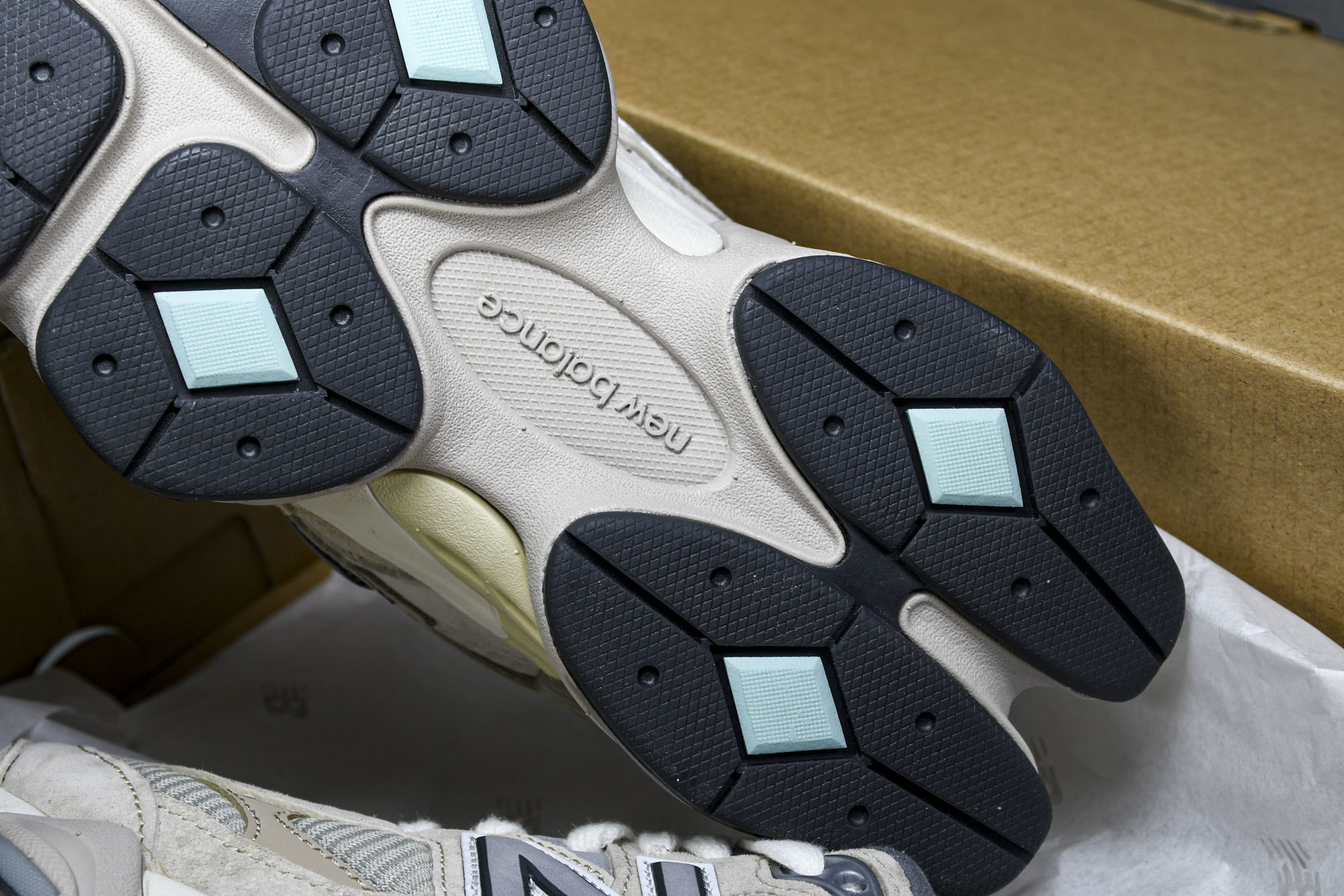 纯原 Joe Freshgoods x New Balance NB9060 复古休闲运动慢跑鞋 浅灰色