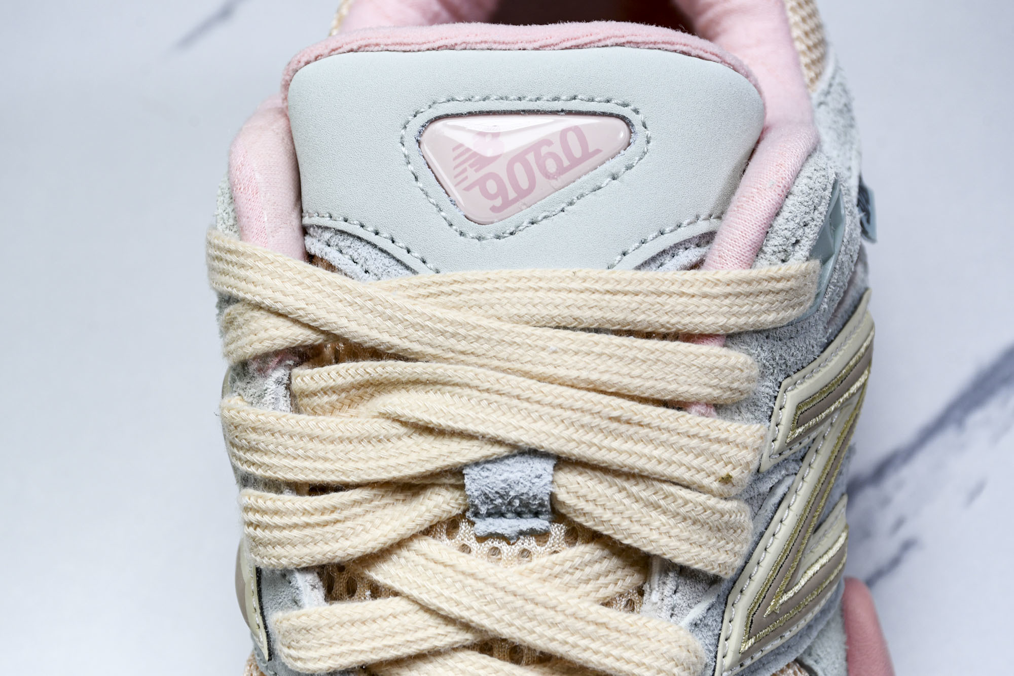 纯原 Joe Freshgoods x New Balance NB9060 复古休闲运动慢跑鞋 灰粉色
