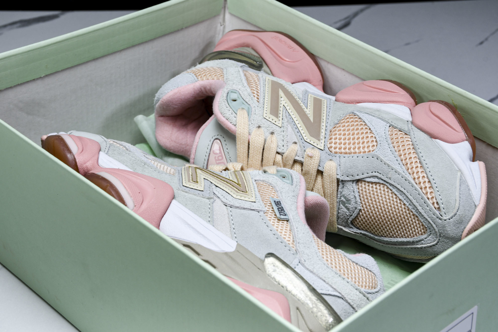 纯原 Joe Freshgoods x New Balance NB9060 复古休闲运动慢跑鞋 灰粉色