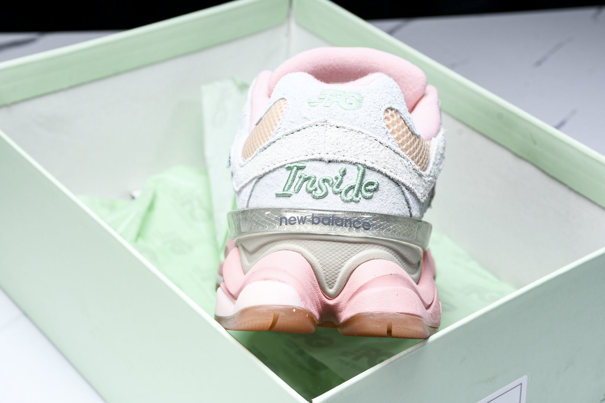 纯原 Joe Freshgoods x New Balance NB9060 复古休闲运动慢跑鞋 灰粉色