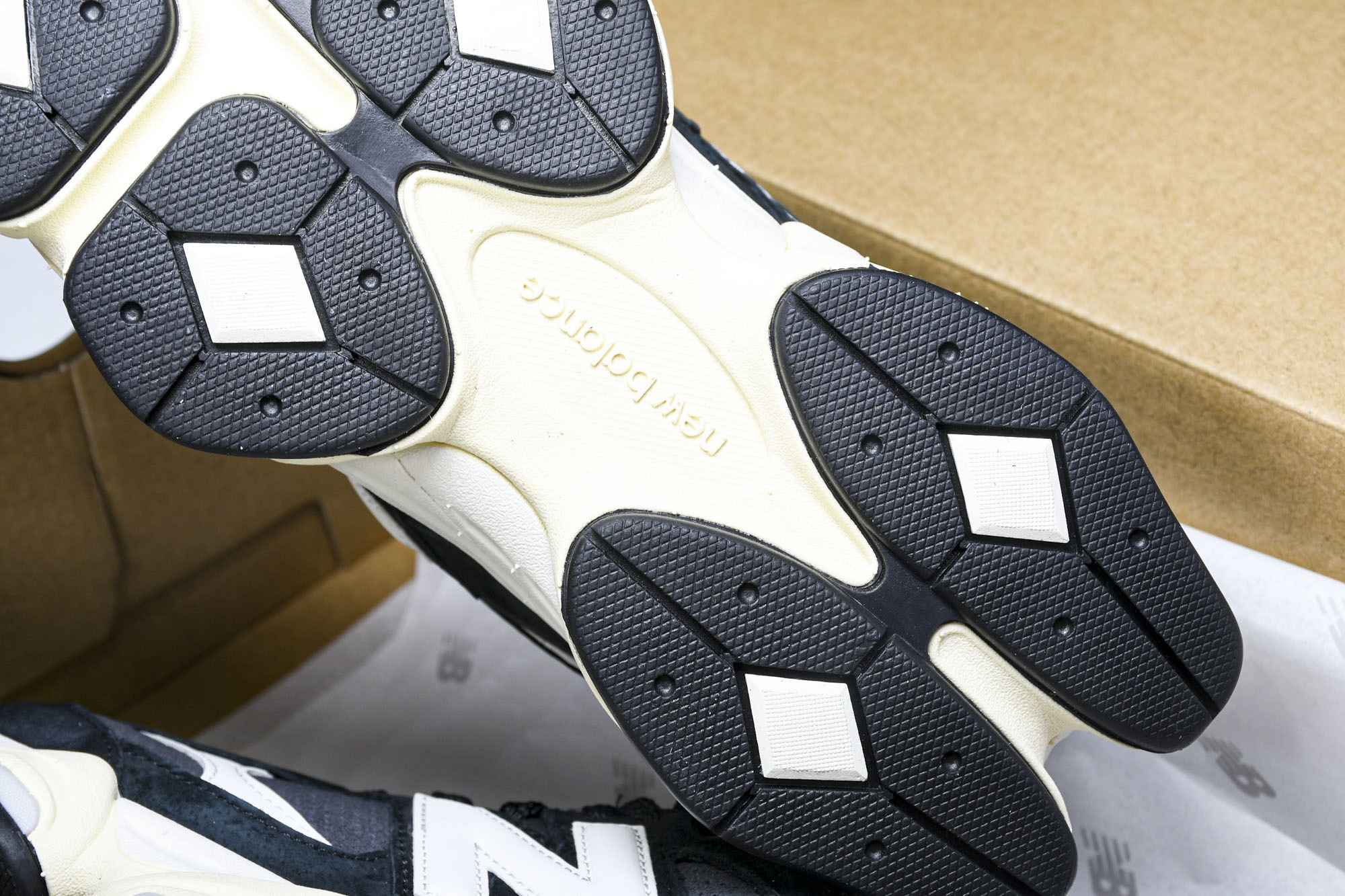 纯原 Joe Freshgoods x New Balance NB9060 复古休闲运动慢跑鞋 黑白色