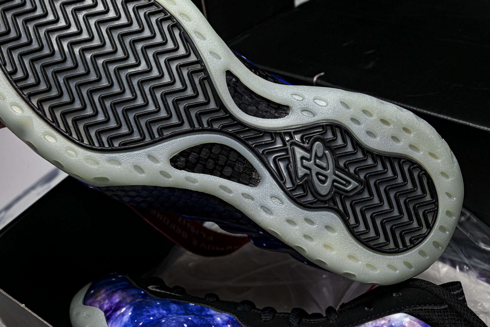NK 耐克 AIR FOAMPOSITE ONE QS 男士减震支撑中帮运动复古篮球鞋FQ4303 40