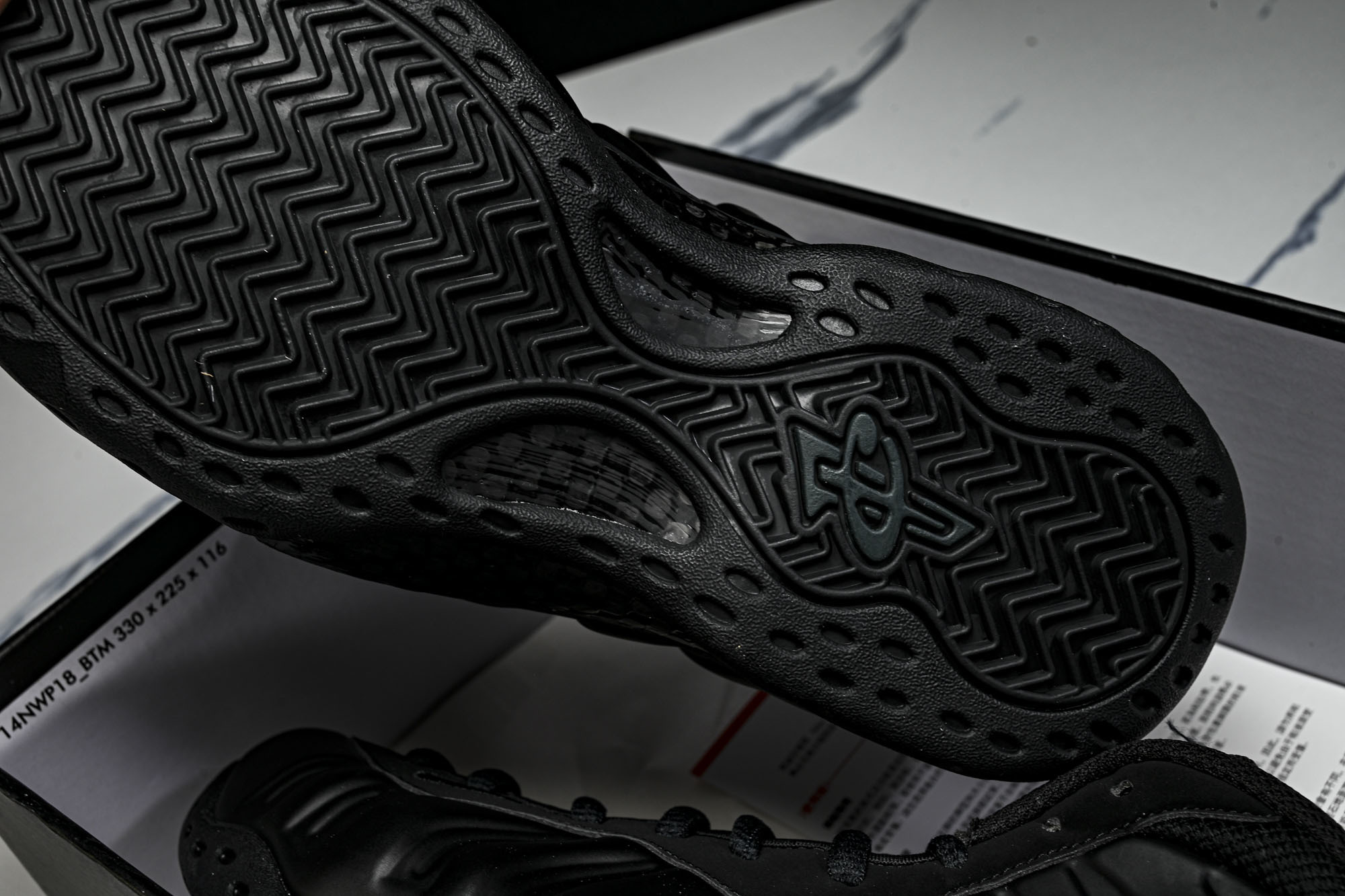NK 耐克 AIR FOAMPOSITE ONE 男士减震支撑中帮运动复古篮球鞋FD5855 001产品