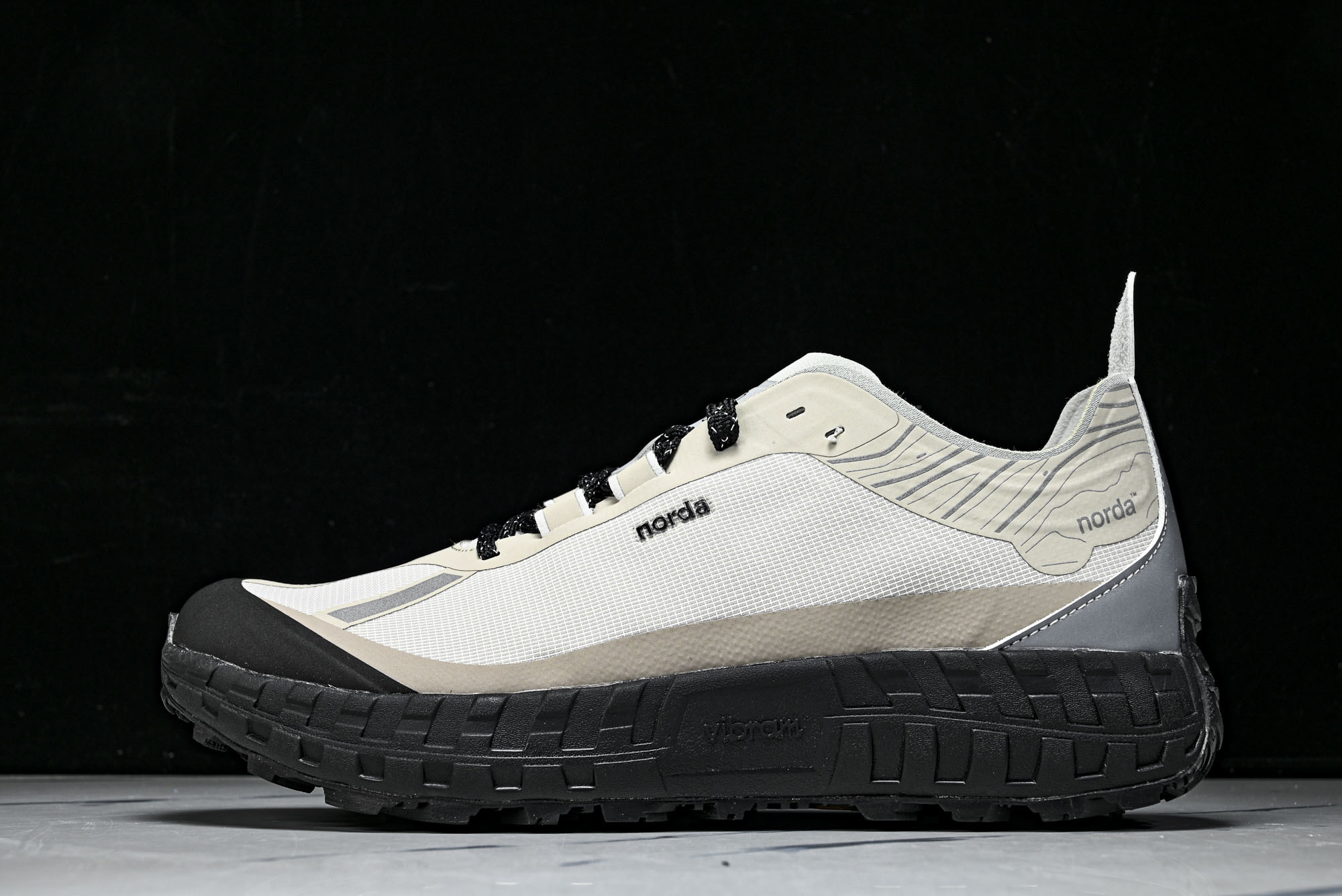 Norda 001 Sneaker in Stealth Black 男子灰黑色 全地形 越野 户外登山