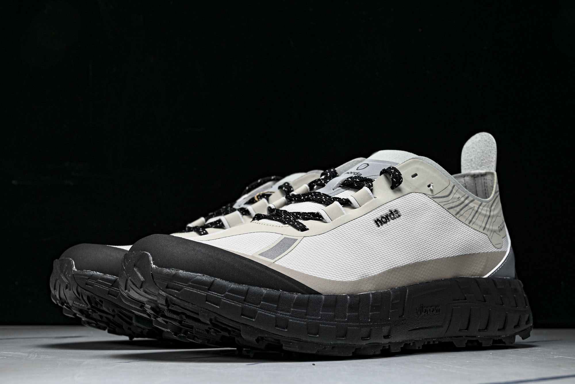 Norda 001 Sneaker in Stealth Black 男子灰黑色 全地形 越野 户外登山