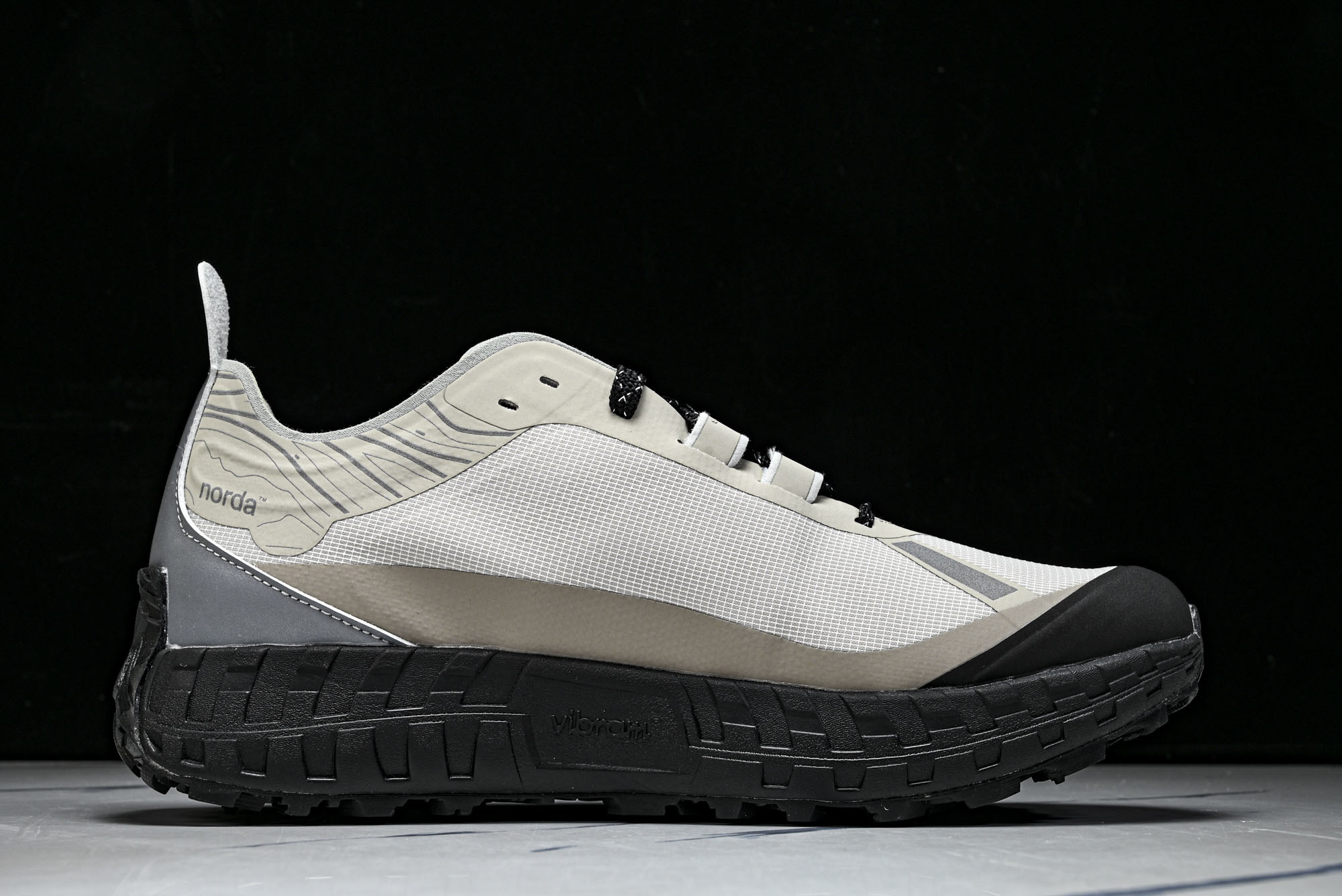 Norda 001 Sneaker in Stealth Black 男子灰黑色 全地形 越野 户外登山