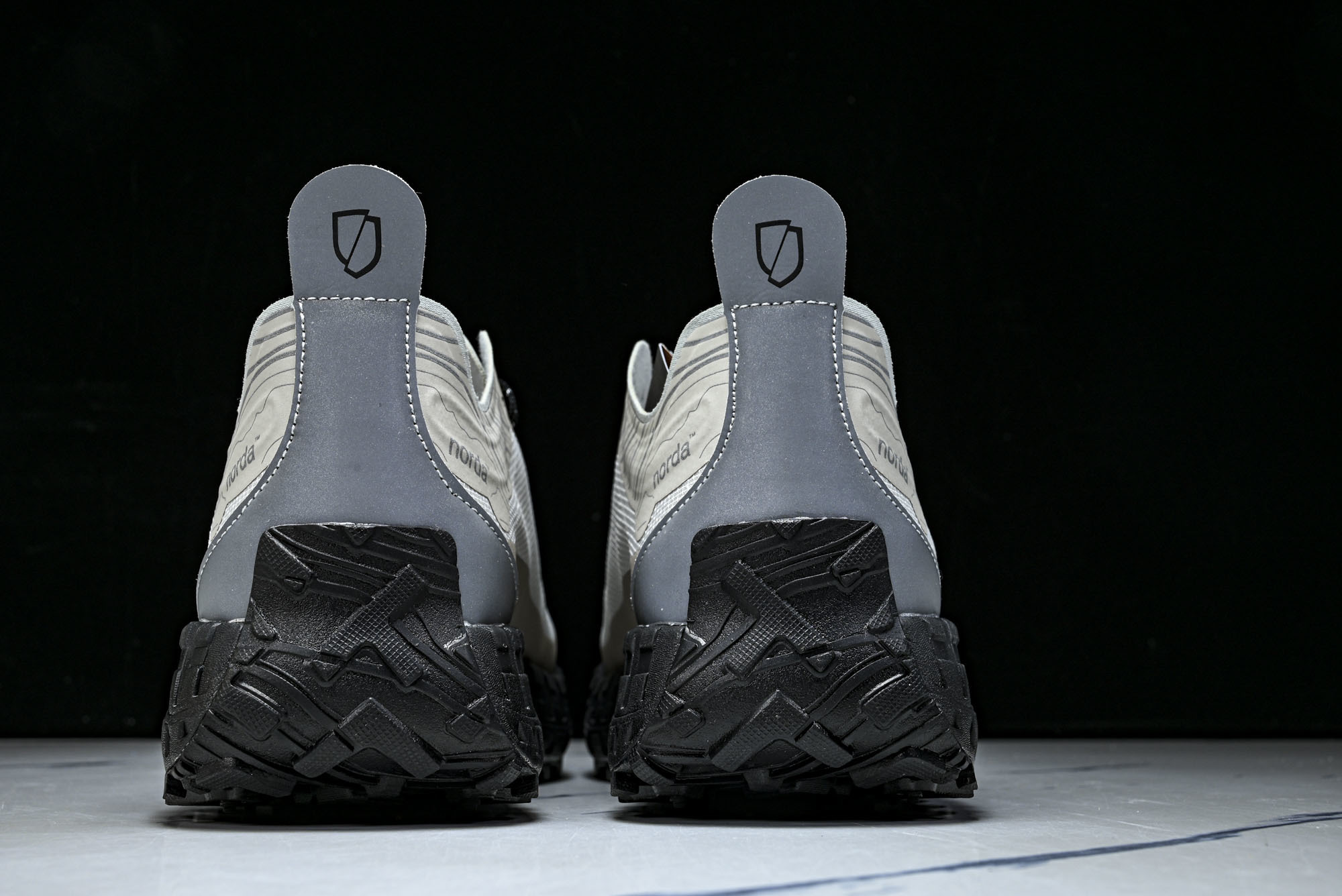 Norda 001 Sneaker in Stealth Black 男子灰黑色 全地形 越野 户外登山