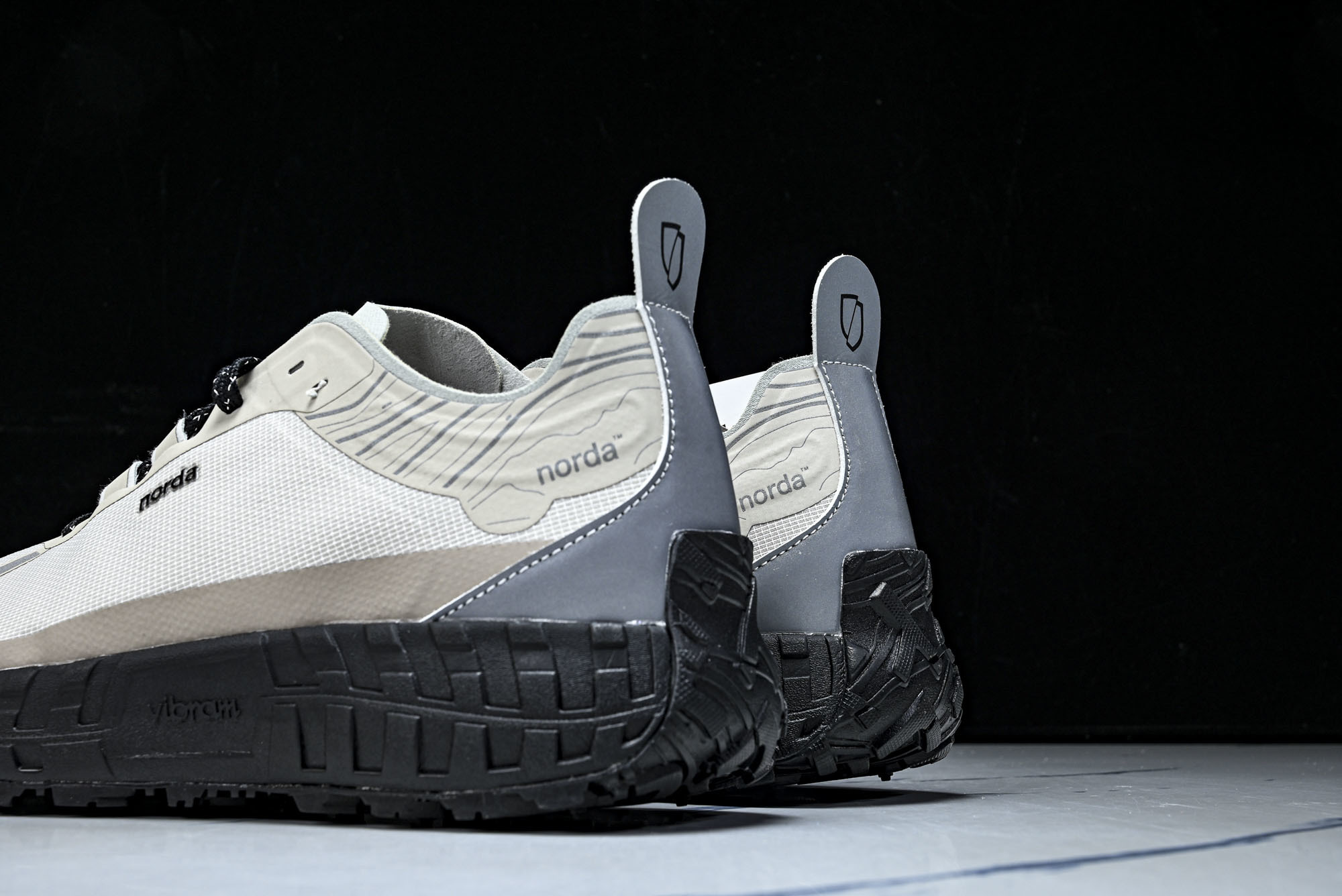 Norda 001 Sneaker in Stealth Black 男子灰黑色 全地形 越野 户外登山