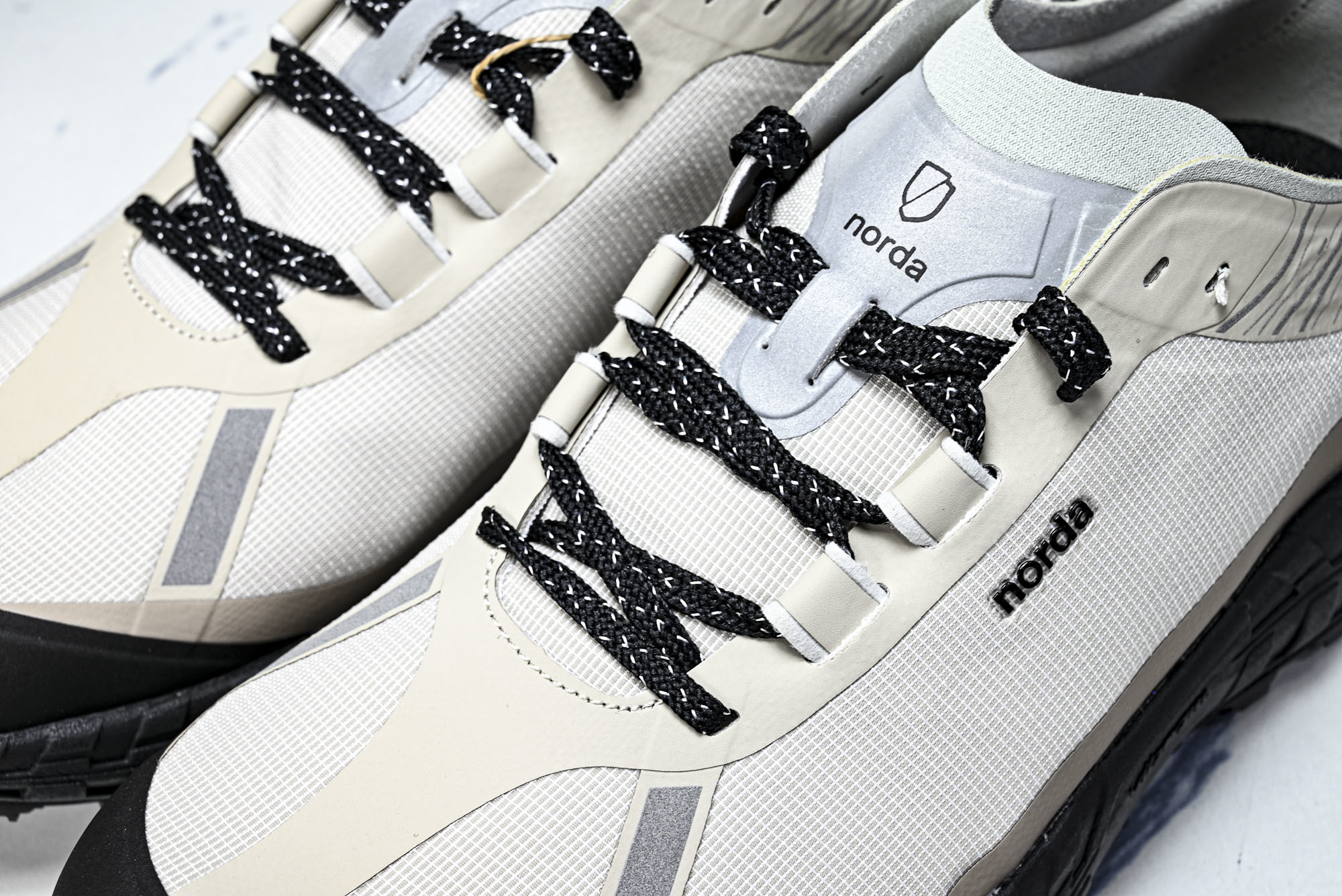 Norda 001 Sneaker in Stealth Black 男子灰黑色 全地形 越野 户外登山