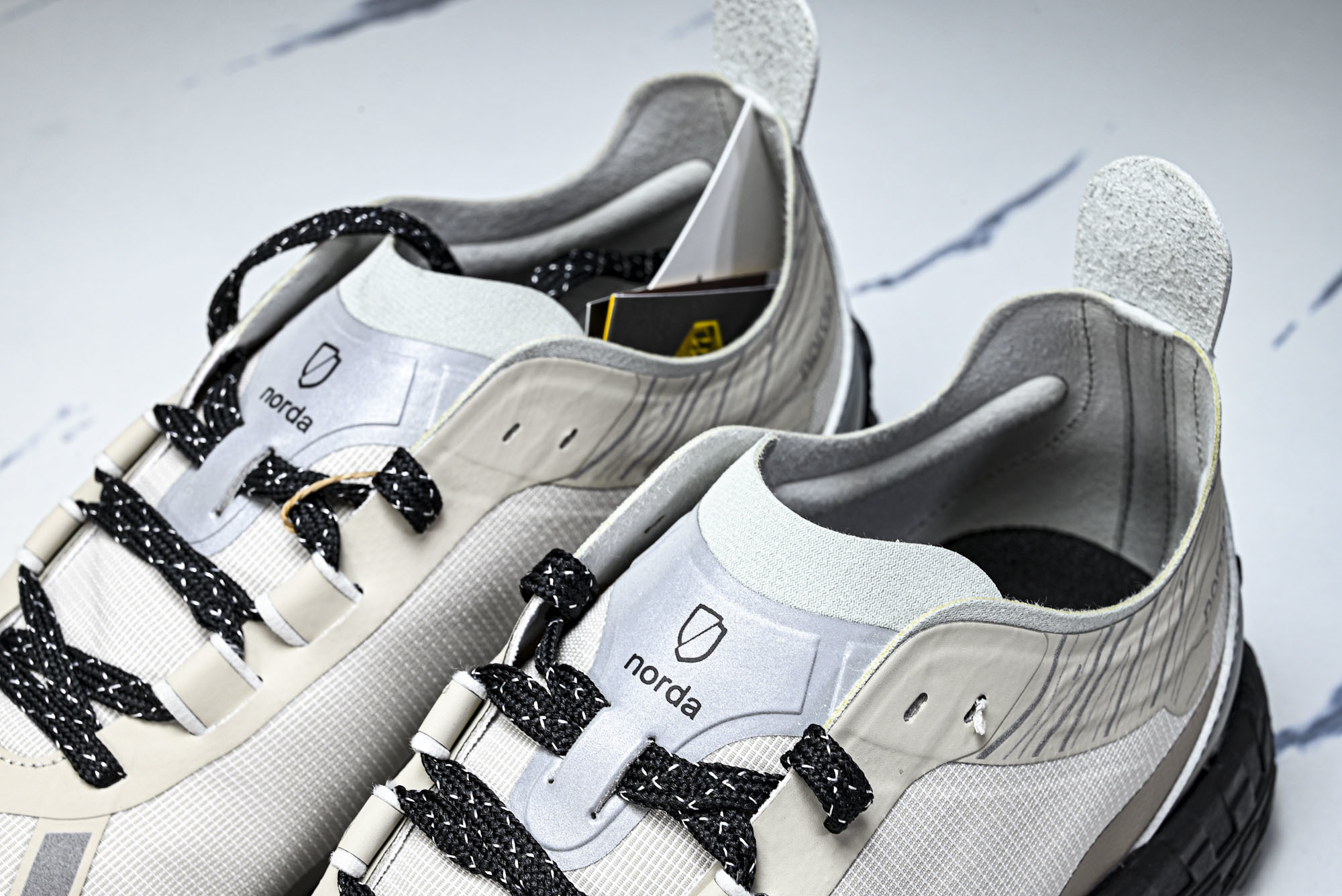 Norda 001 Sneaker in Stealth Black 男子灰黑色 全地形 越野 户外登山