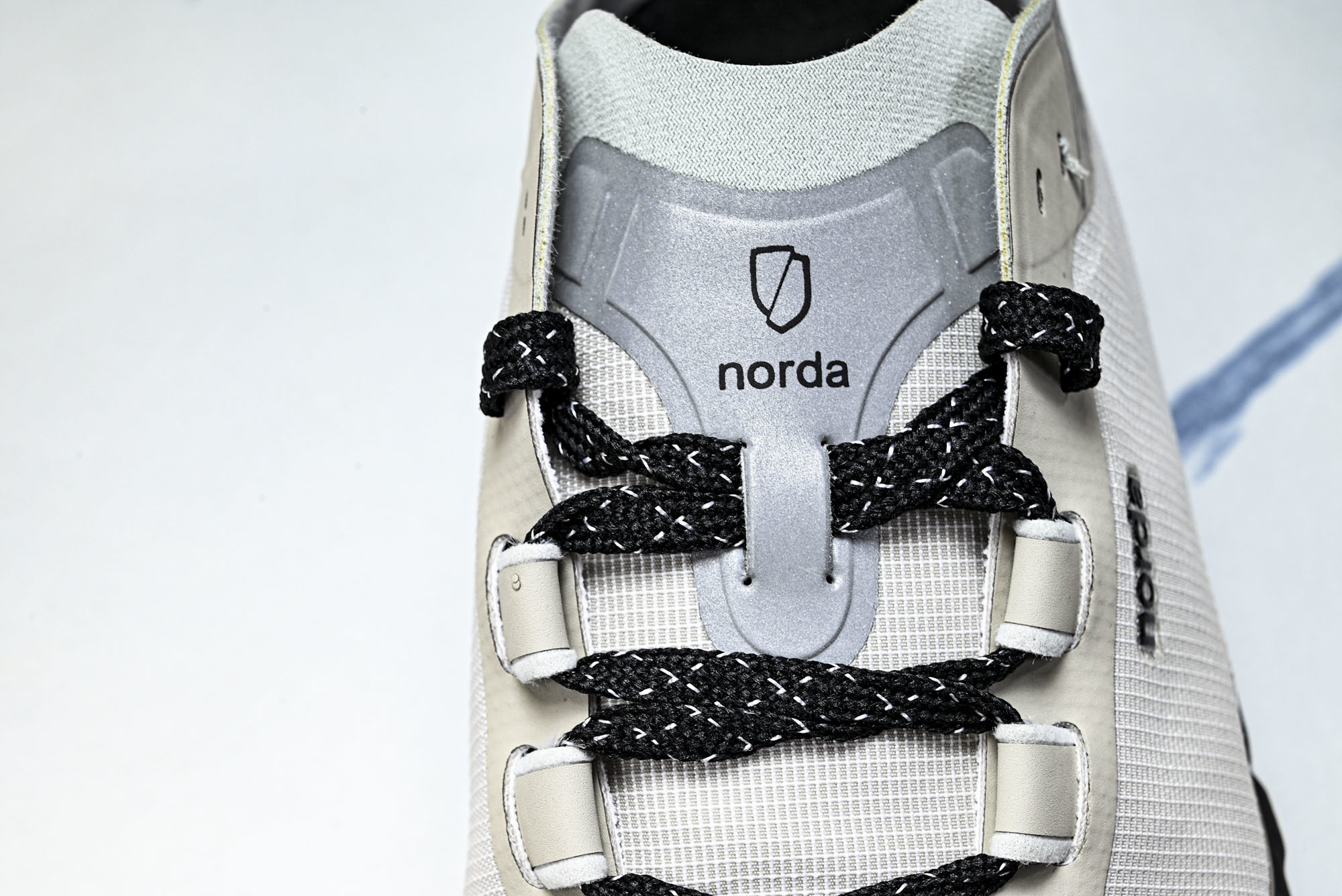 Norda 001 Sneaker in Stealth Black 男子灰黑色 全地形 越野 户外登山