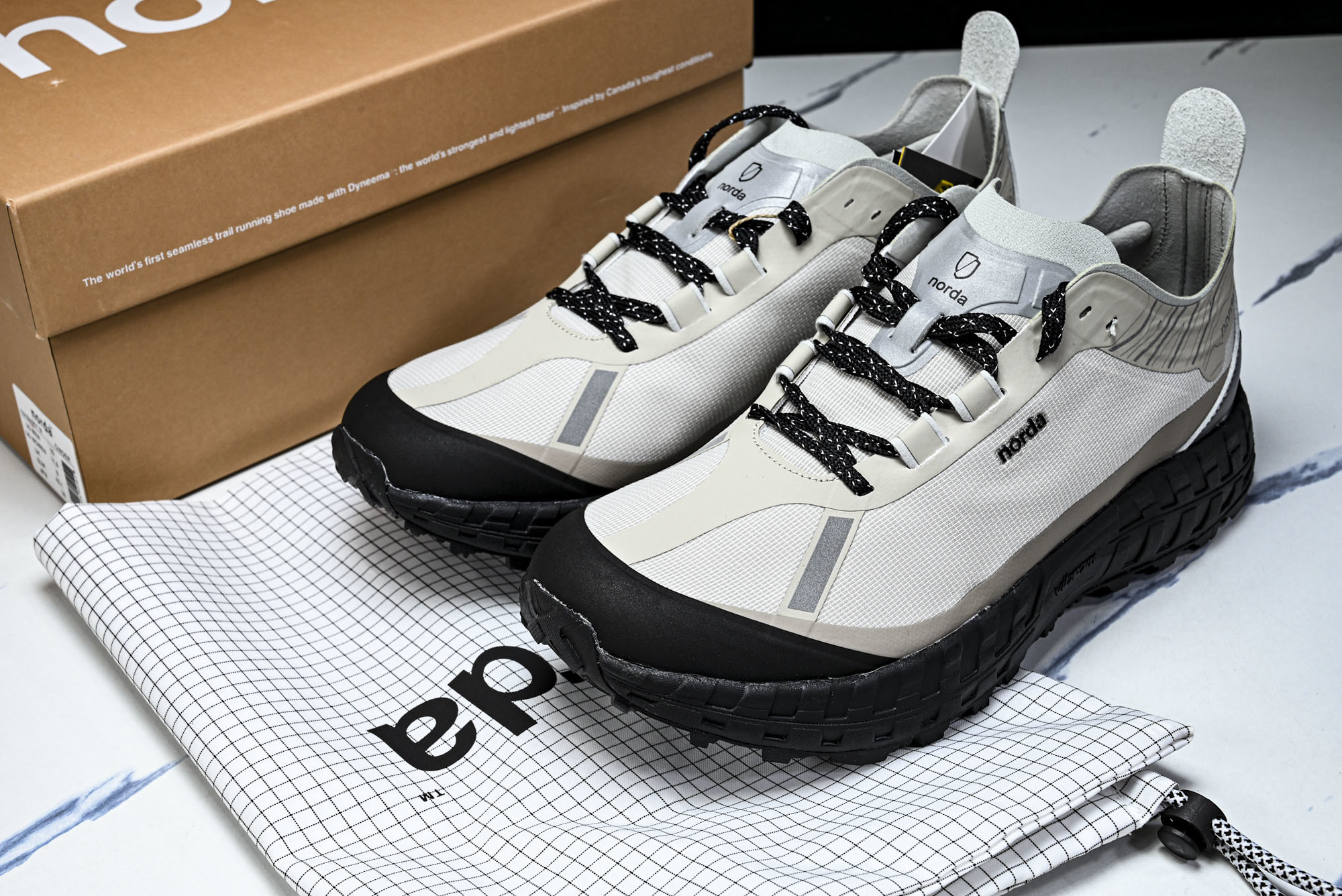 Norda 001 Sneaker in Stealth Black 男子灰黑色 全地形 越野 户外登山