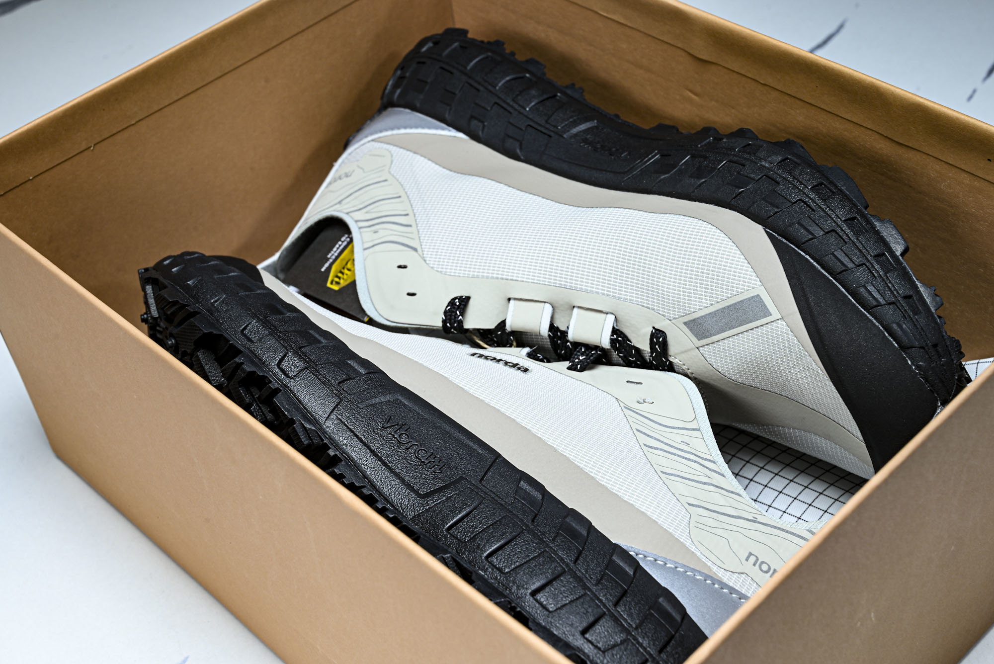 Norda 001 Sneaker in Stealth Black 男子灰黑色 全地形 越野 户外登山