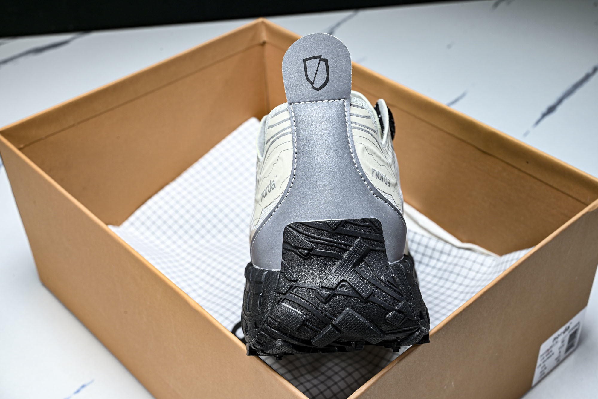 Norda 001 Sneaker in Stealth Black 男子灰黑色 全地形 越野 户外登山