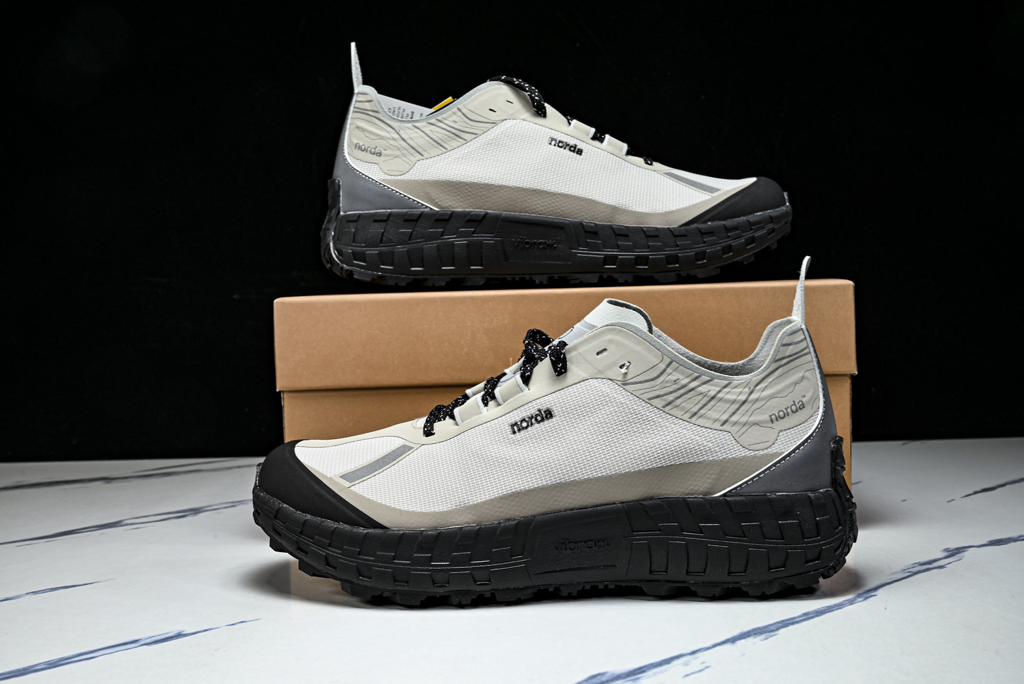 Norda 001 Sneaker in Stealth Black 男子灰黑色 全地形 越野 户外登山