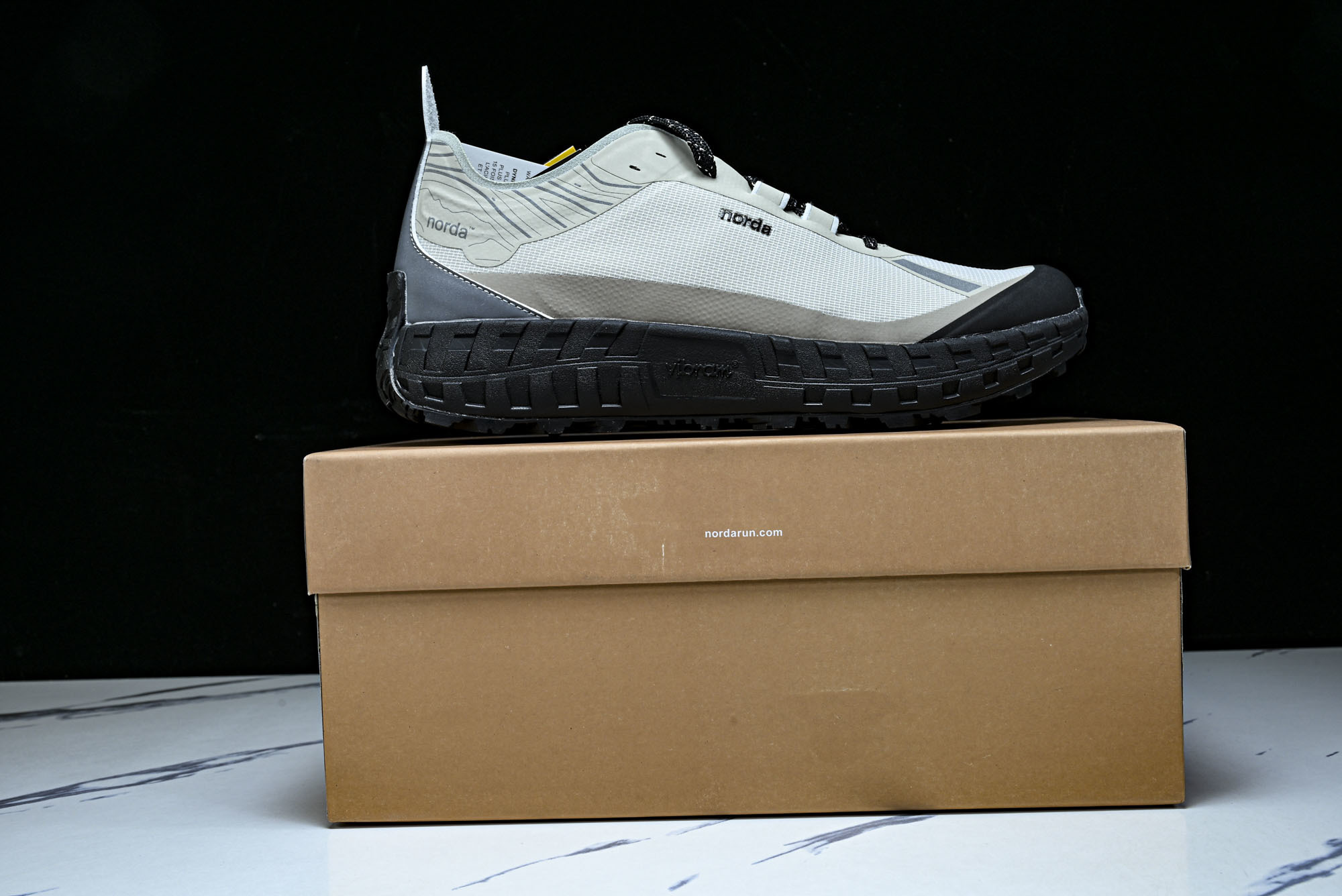 Norda 001 Sneaker in Stealth Black 男子灰黑色 全地形 越野 户外登山
