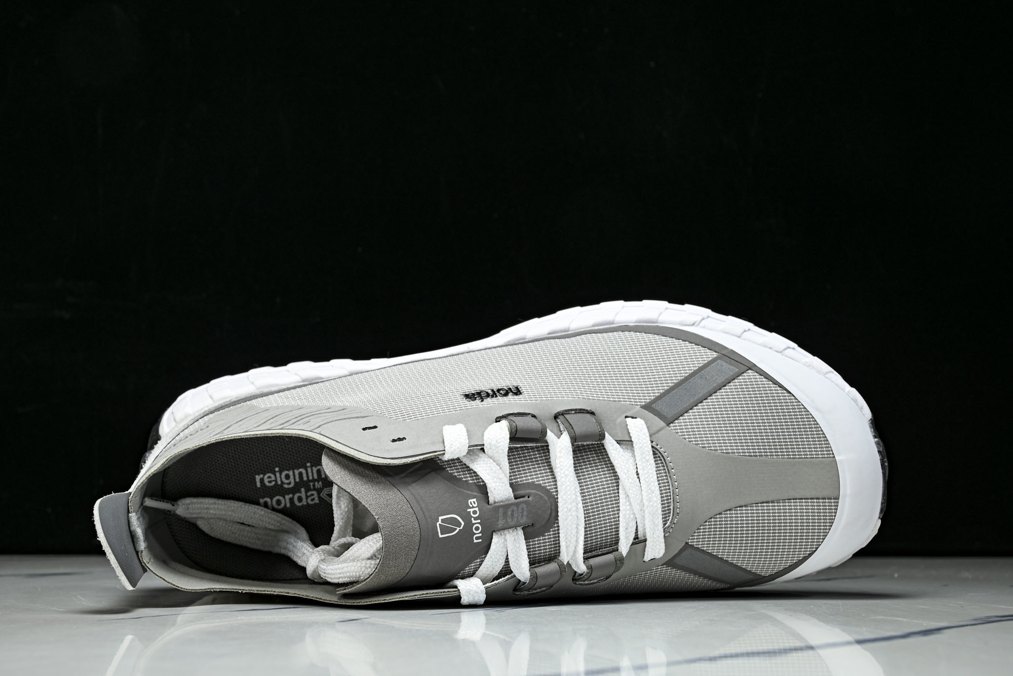 Norda 001 Sneaker in Stealth Black 男子灰黑色 全地形 越野 户外登山
