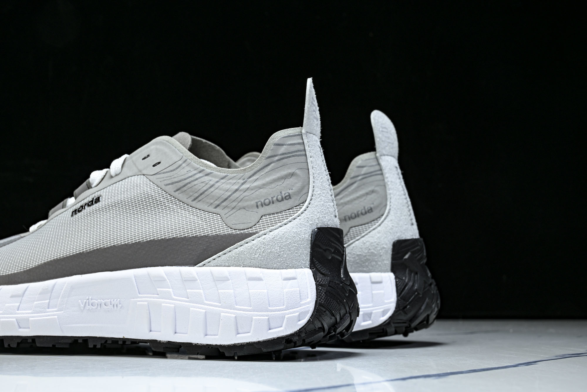 Norda 001 Sneaker in Stealth Black 男子灰黑色 全地形 越野 户外登山
