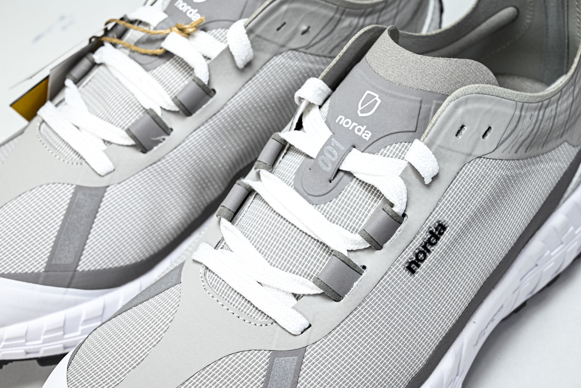 Norda 001 Sneaker in Stealth Black 男子灰黑色 全地形 越野 户外登山
